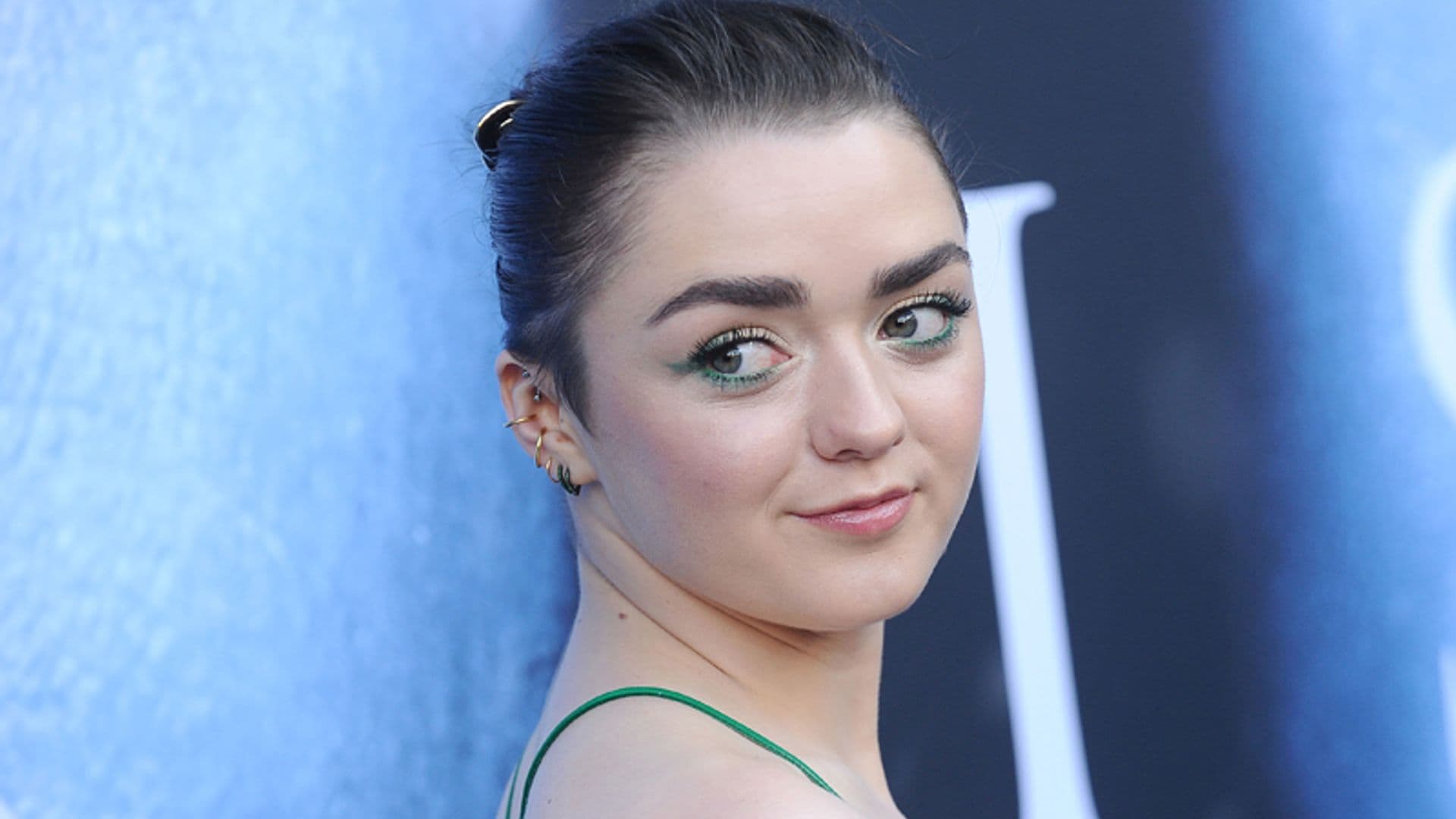 ¡Miradas especiales! Aprende a maquillar tus ojos verdes como Maisie Williams