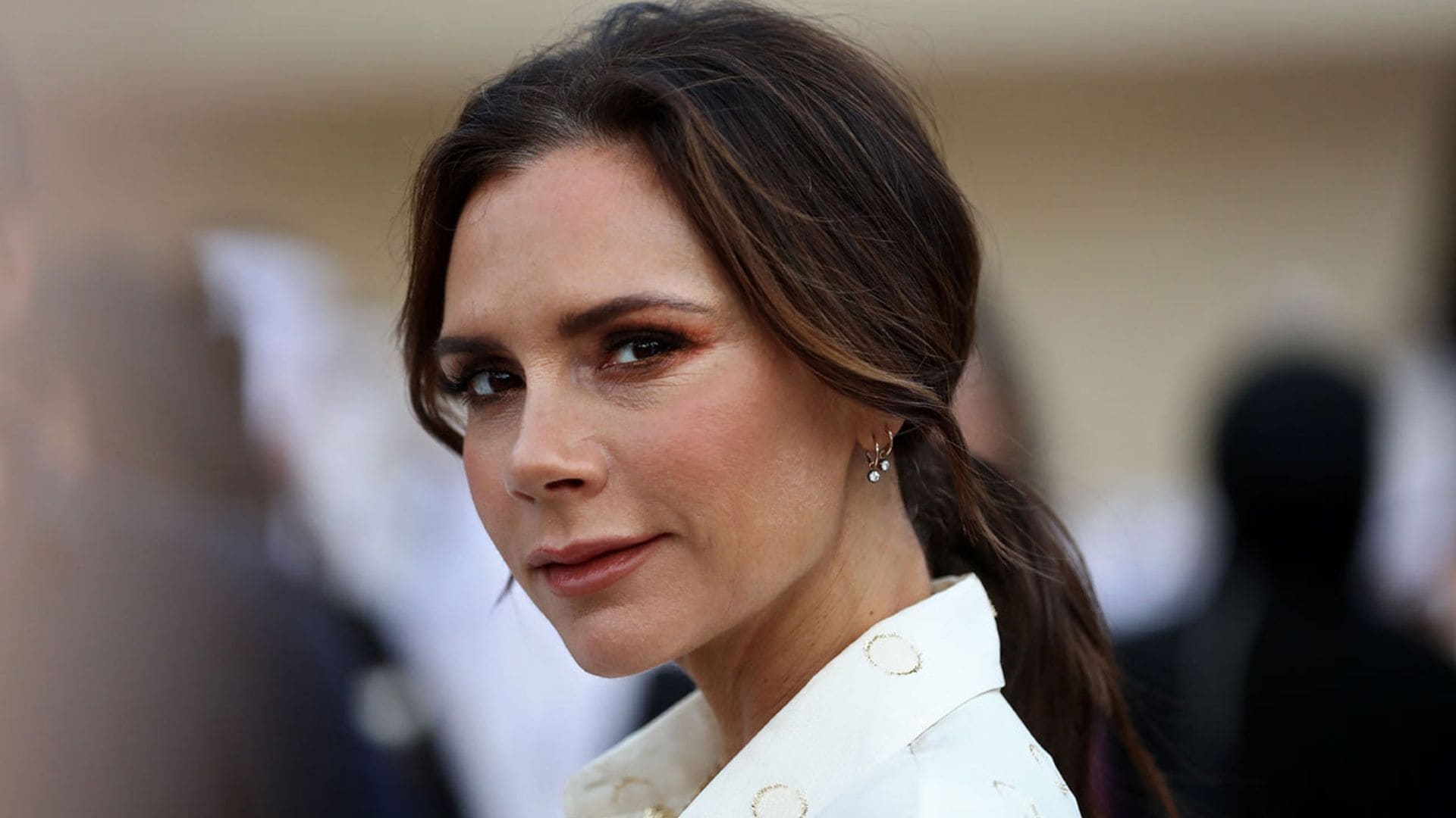 Victoria Beckham, otra 'celebrity' rendida a las máscaras LED: ¿cuál es su efecto?