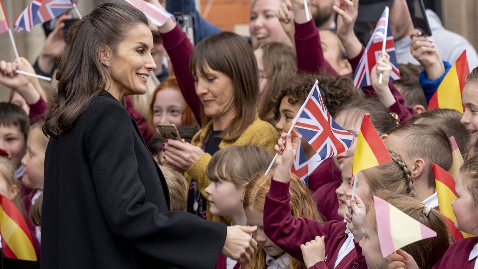 La reina Letizia desata la locura al charlar con unos escolares ingleses