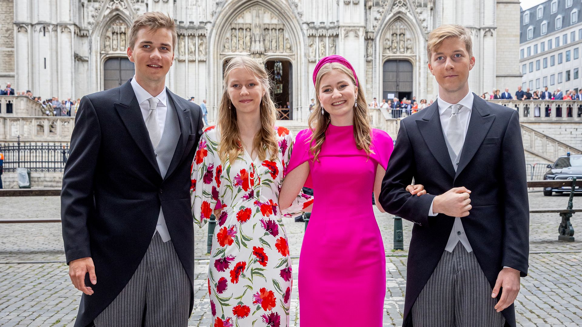 Las princesas belgas deslumbran en el Día Nacional: del elegantísimo traje fucsia de Elisabeth al diseño floral de Eléonore