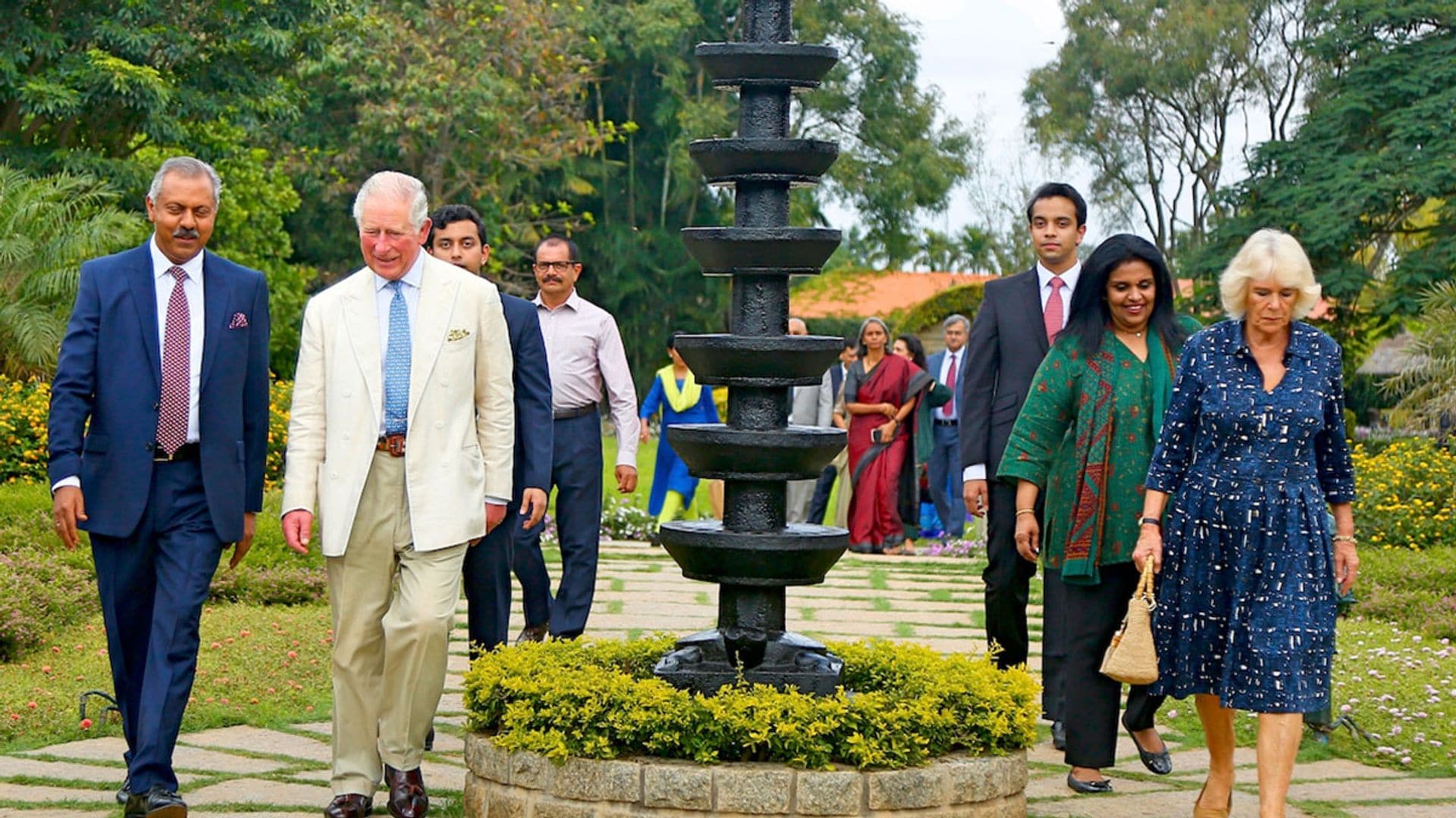 Carlos y Camilla se entregan a la medicina holística en la India para recuperar fuerzas después de su gira oceánica