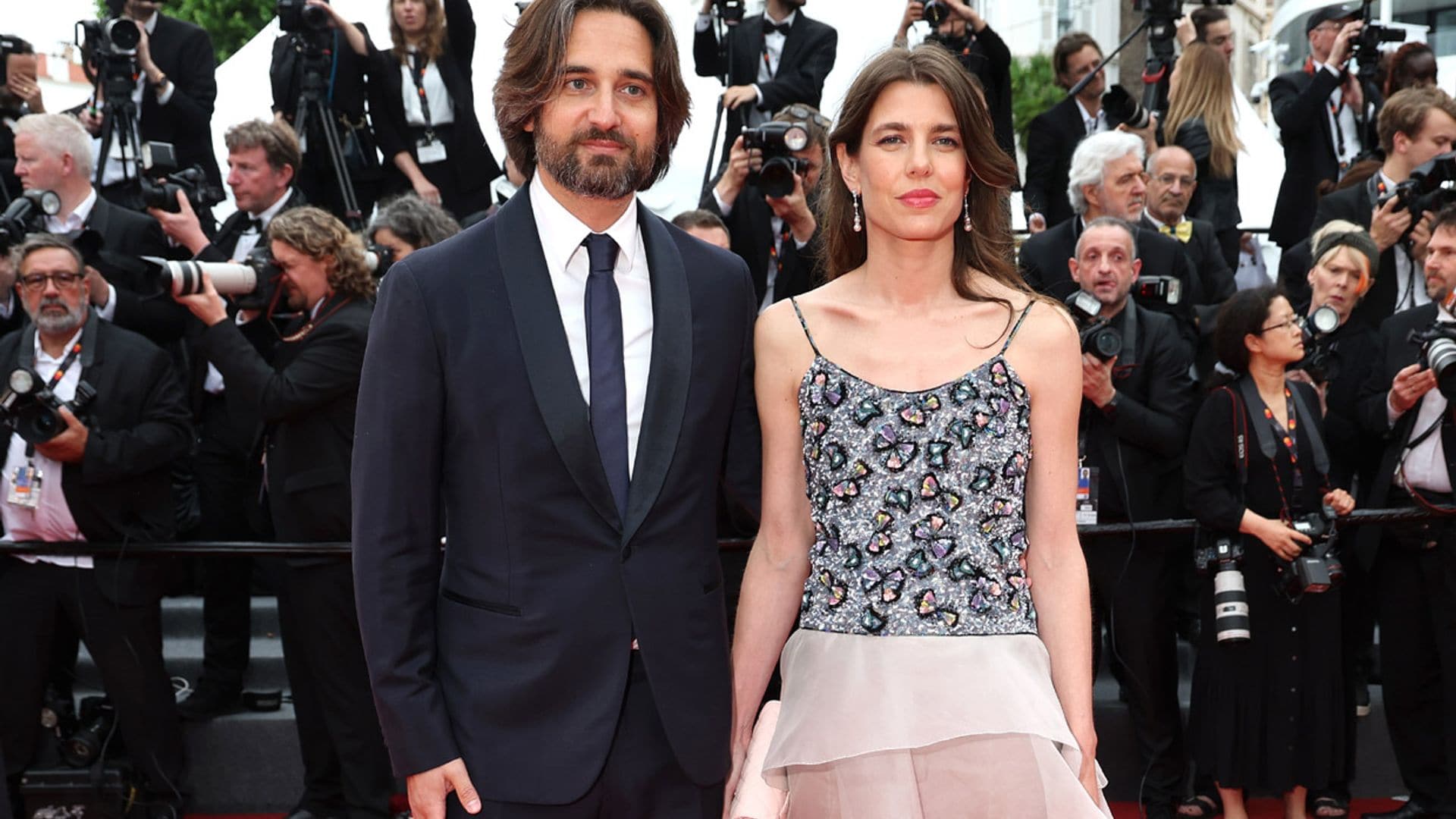 Carlota Casiraghi, junto a su marido, brilla en el Festival de Cannes con un vestido de lentejuelas