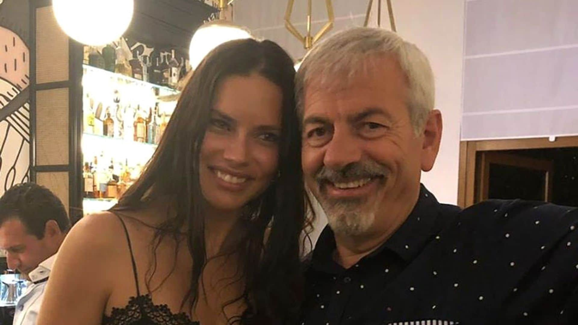 El inesperado encuentro de Carlos Sobera y Adriana Lima en sus vacaciones por Marbella