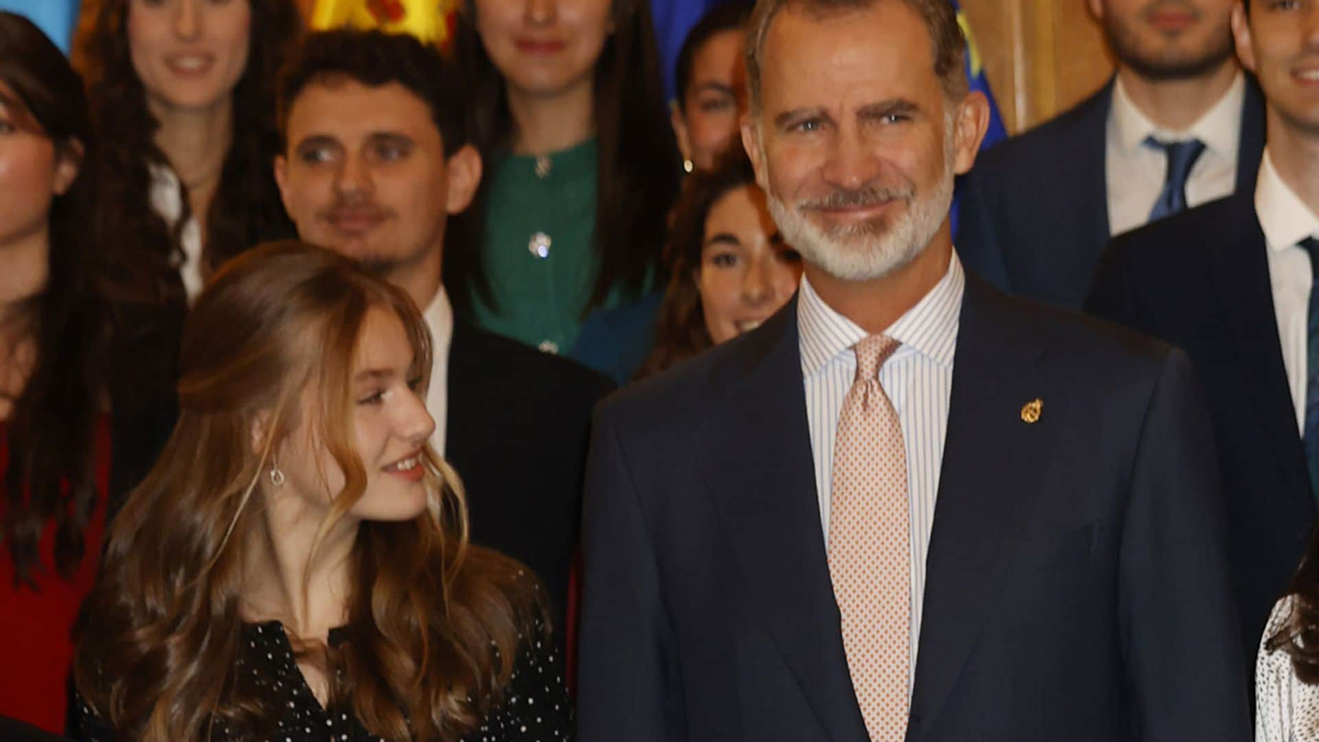 El look 'lady' de Leonor o cómo renovar un conjunto de tweed con pendientes de la Reina