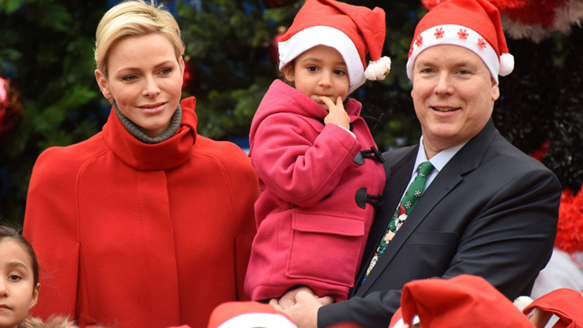 Alberto y Charlene de Mónaco, los perfectos ayudantes de Papá Noel por un día