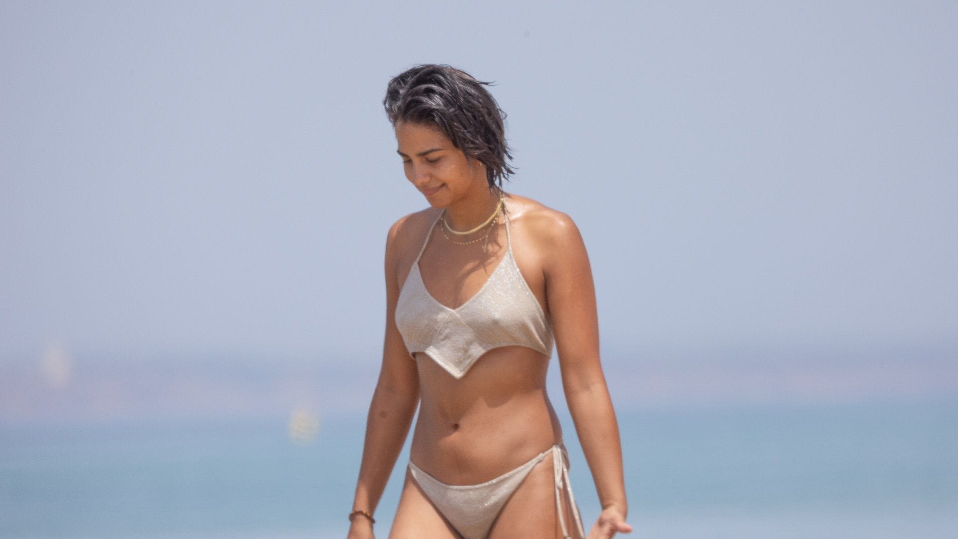 Lola Orellana, hija mayor de Rosario Flores, espectacular luciendo tipazo en las playas de Cádiz