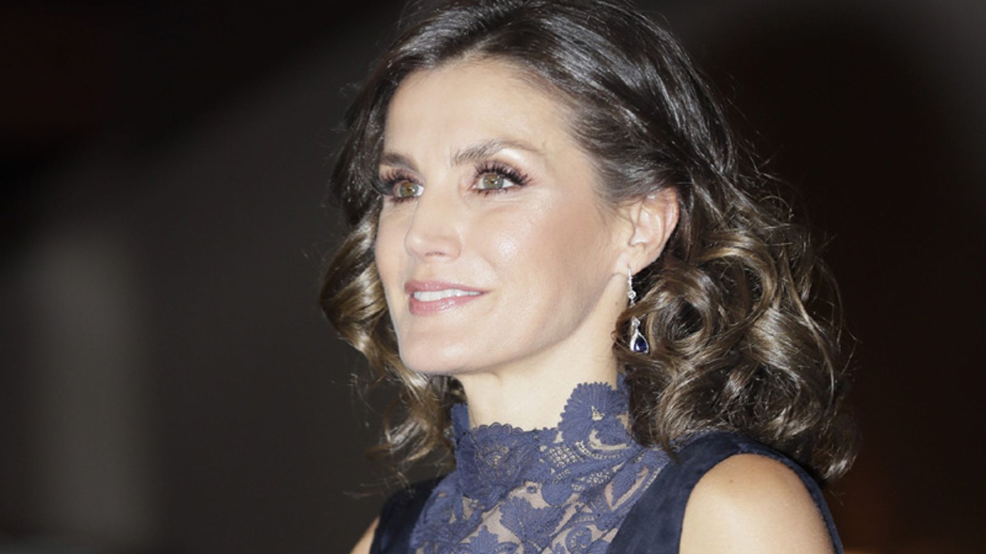 La Reina Letizia impacta con el 'no escote' que más estiliza