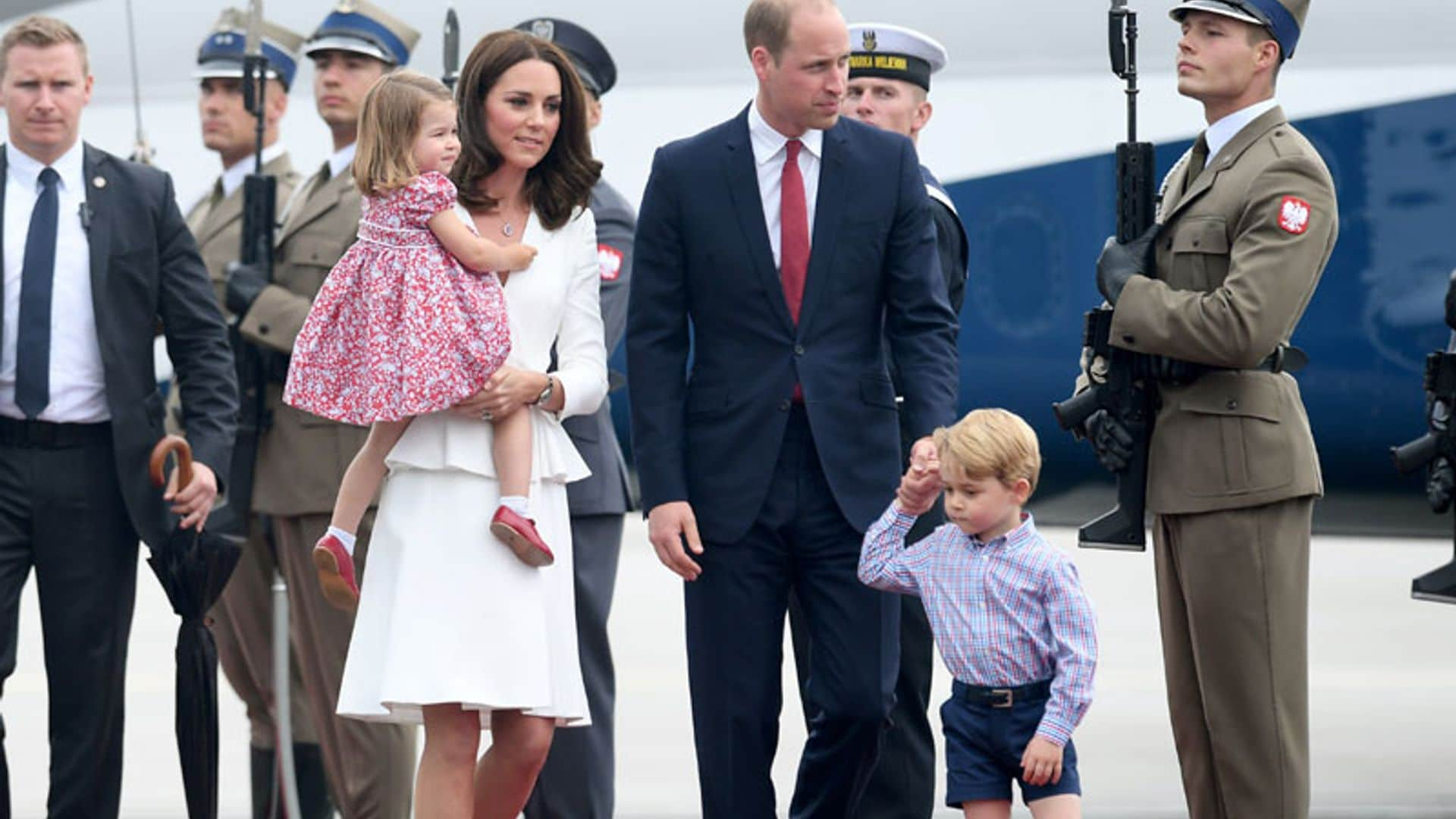 Los príncipes George y Charlotte acaparan todos los 'flashes' en su segundo viaje oficial