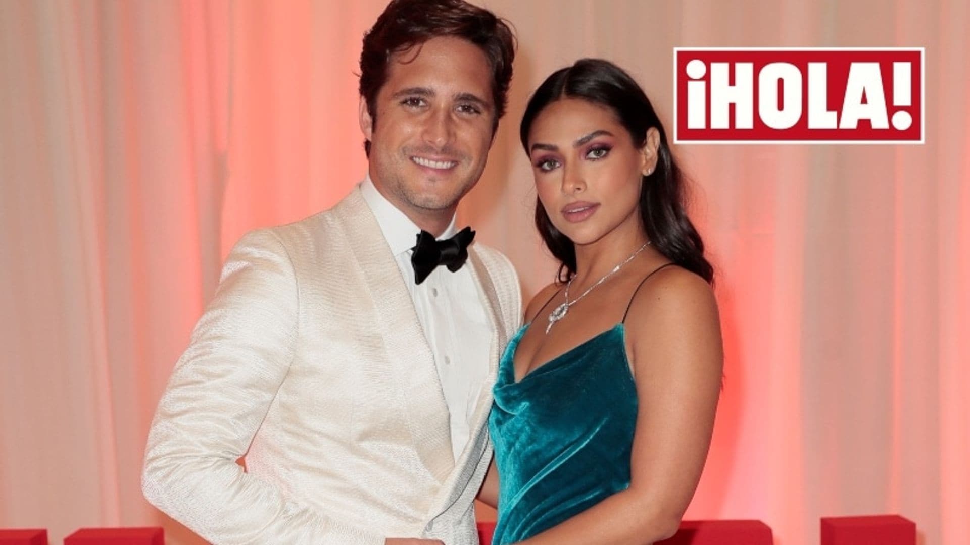 Diego Boneta y Renata Notni, la pareja del momento deslumbró en la sala ¡HOLA! de los Premios Platino