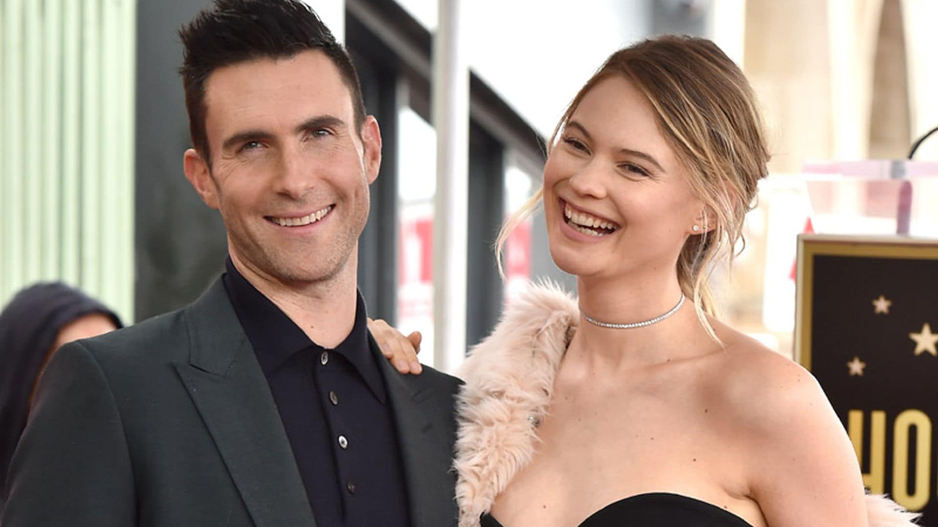 Behati Prinsloo y Adam Levine (ahora sí) nos presentan a su segunda hija