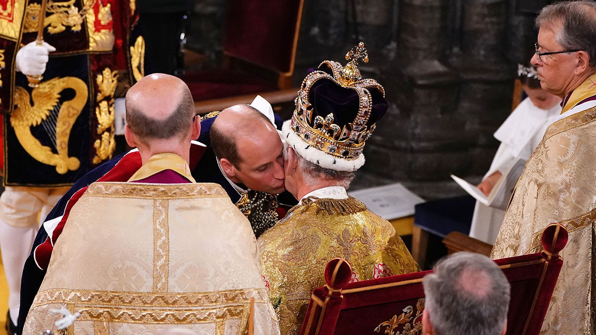 Carlos III, emocionado, murmura 'Gracias Guillermo' en el homenaje de su hijo durante la ceremonia de Coronación