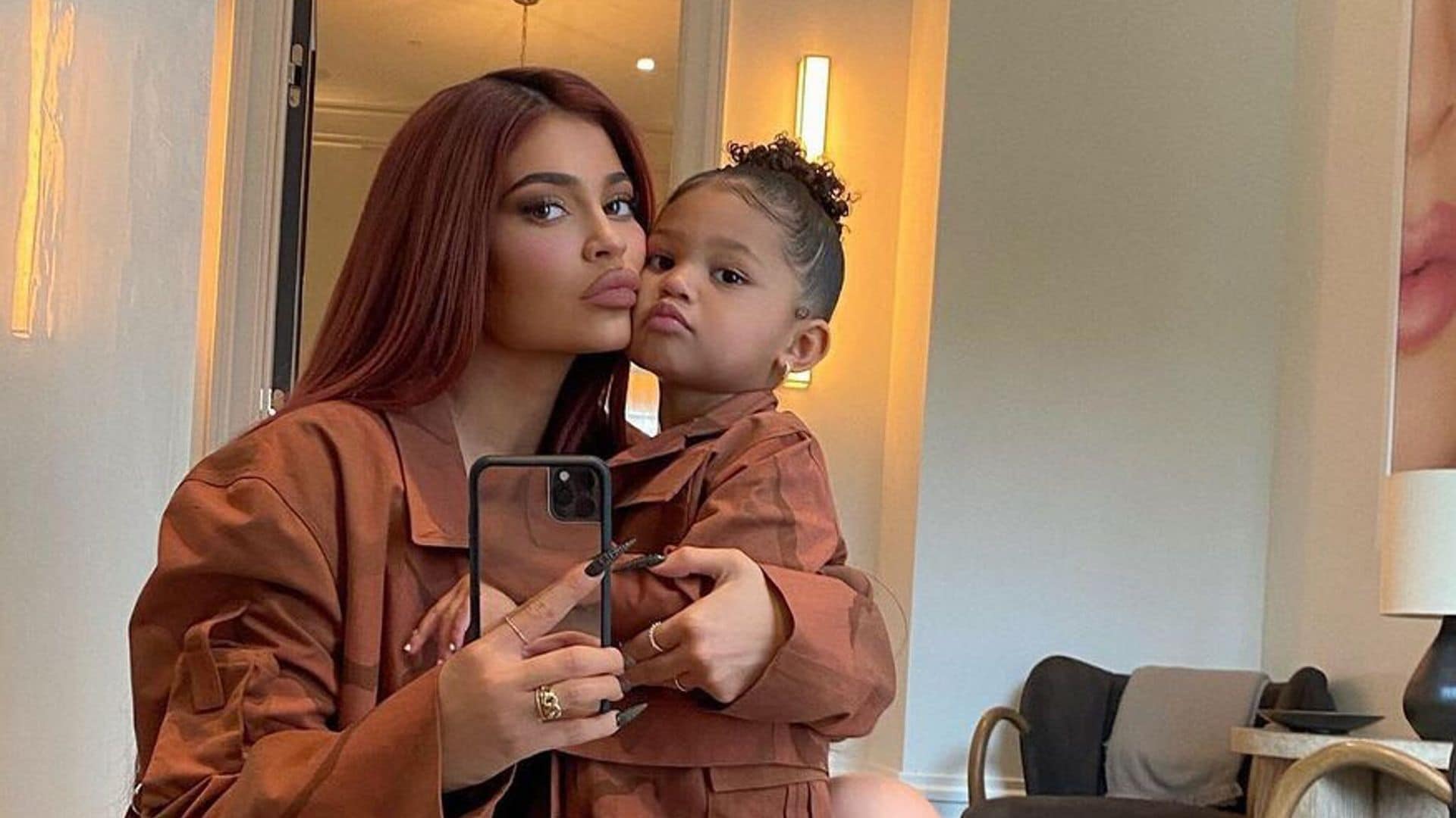 ¡Mini Boss! Stormi tendrá su propia línea de maquillaje al igual que Kylie Jenner