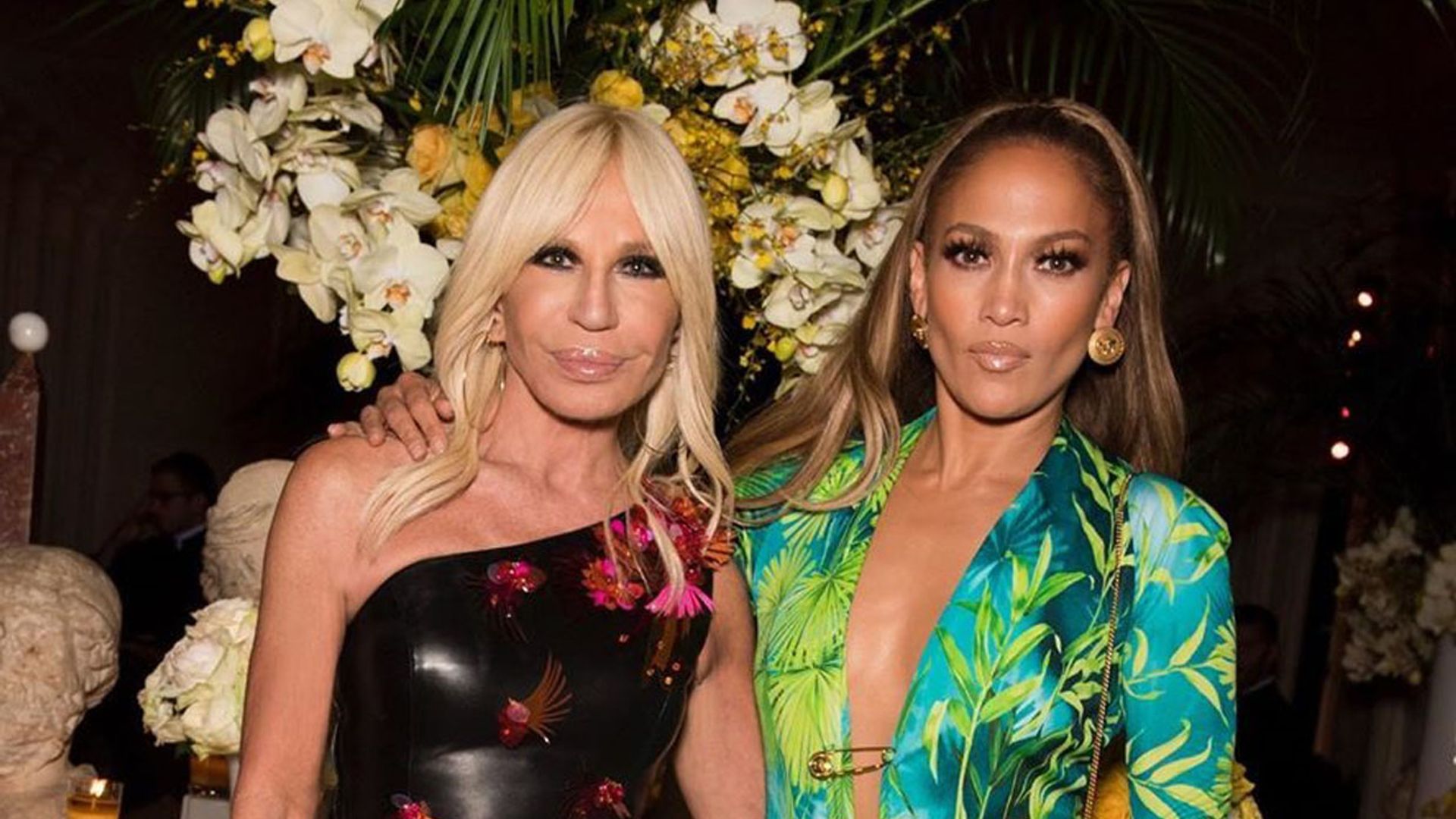 Donatella Versace viste a su perro con el modelo ‘jungle print’ de Jennifer Lopez