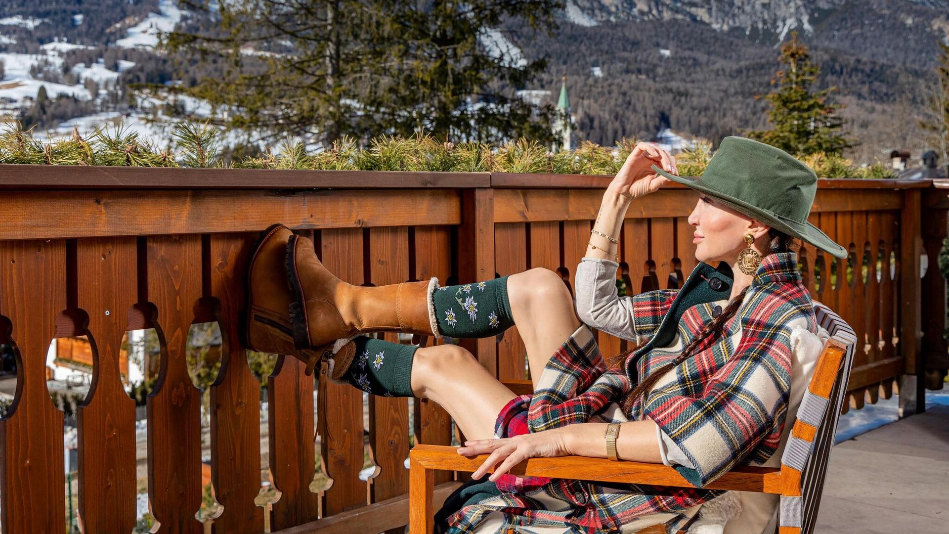 La diseñadora Elisabetta Franchi abre a ¡HOLA! las puertas de su refugio chic en la exclusiva estación de Cortina d’Ampezzo