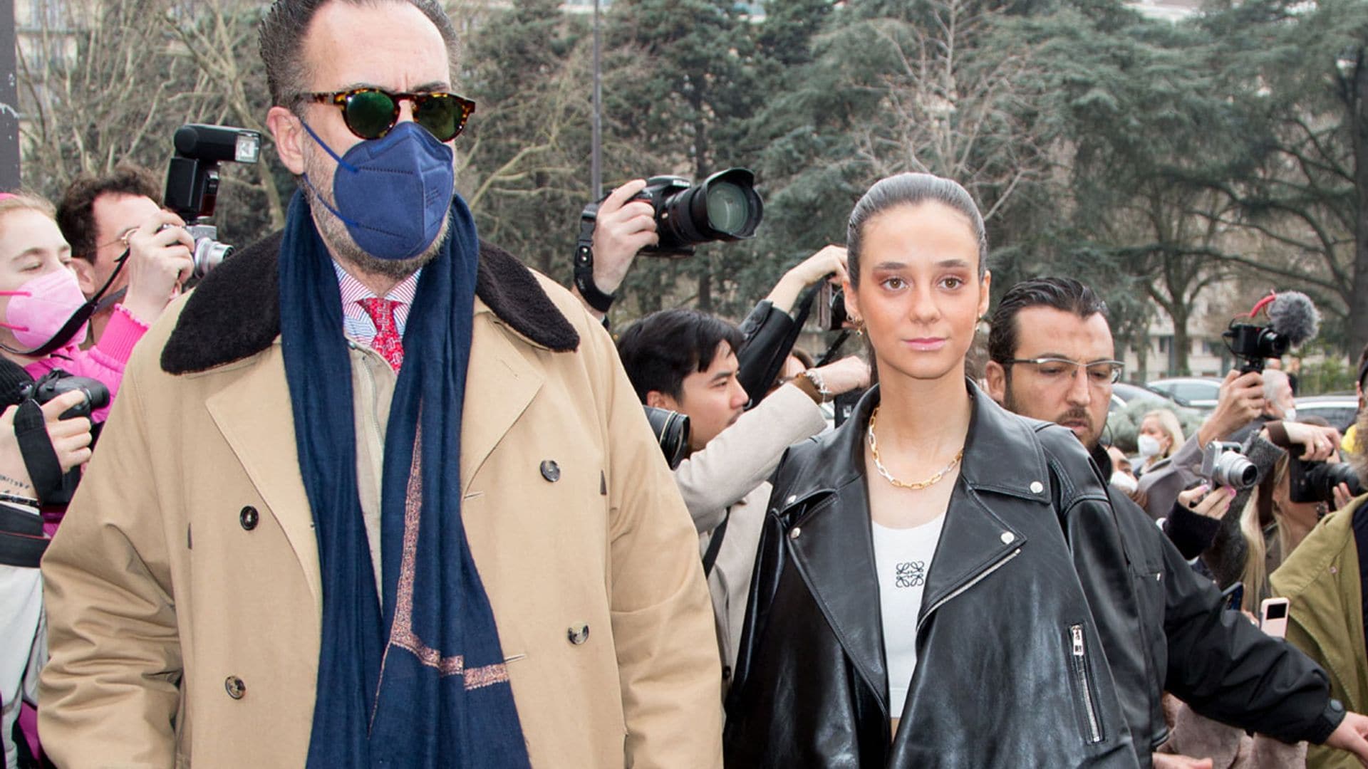 Victoria de Marichalar, acompañada de su padre y con un look que no deja indiferente en su última cita parisina