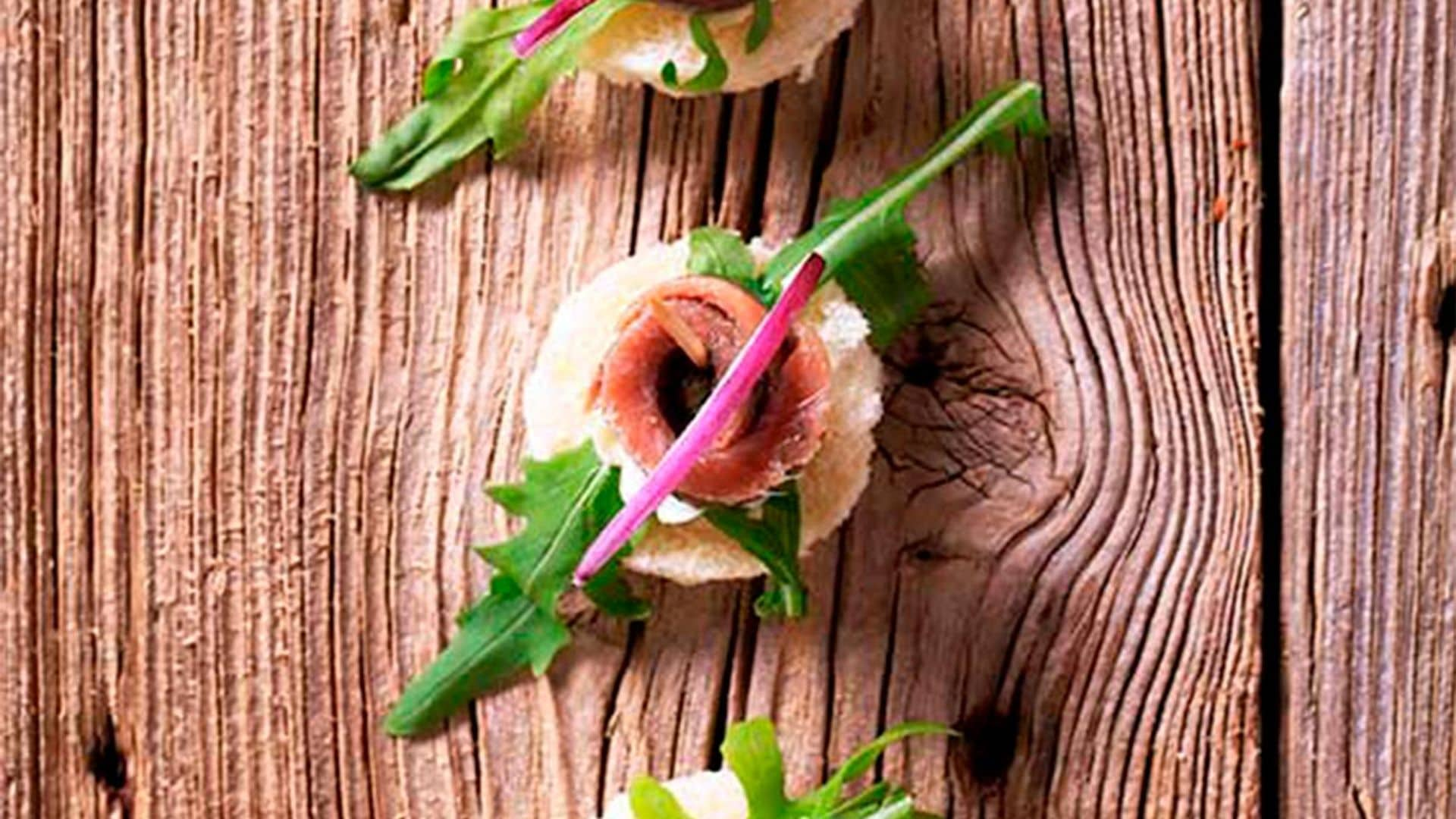 Canapés de anchoas, queso azul y rúcula