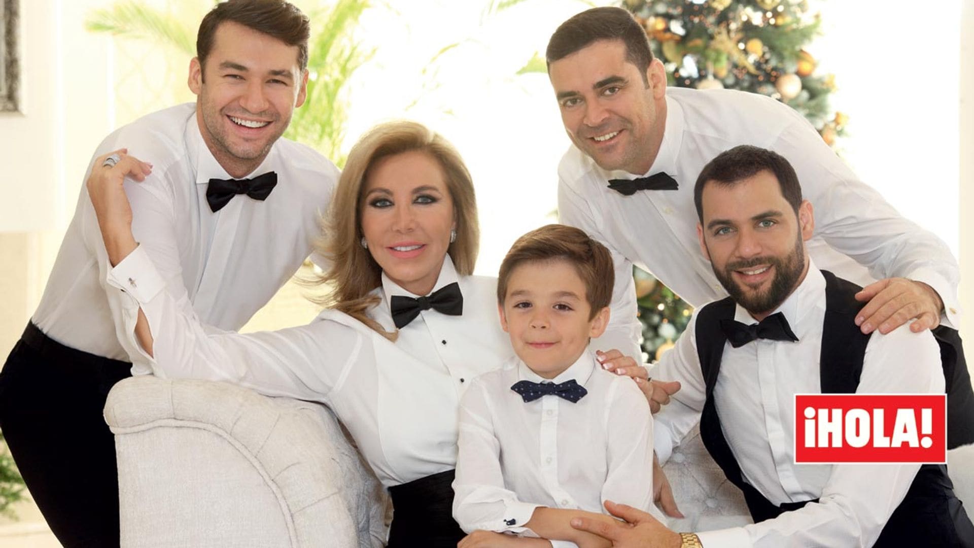 Exclusiva en ¡HOLA!, Norma Duval posa por primera vez en casa con sus tres hijos y su nieto