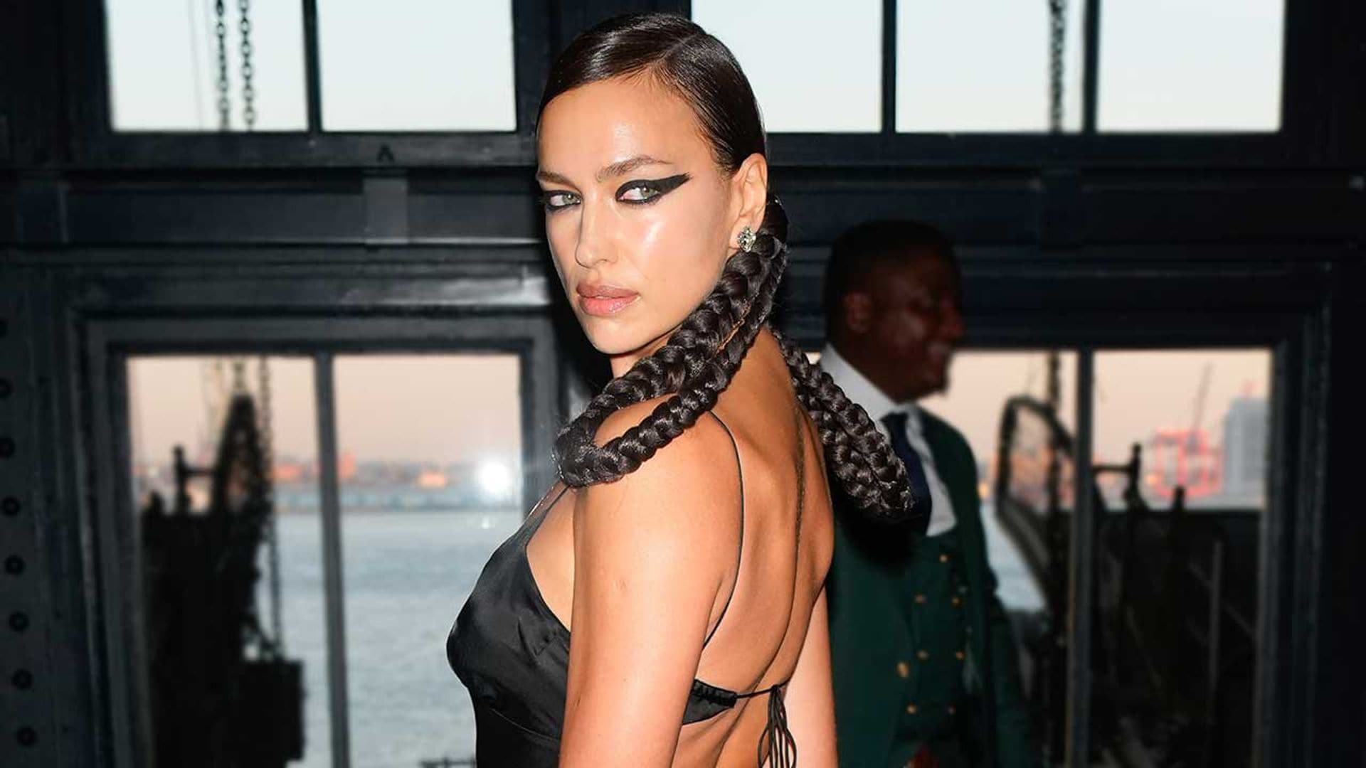 Irina Shayk impacta con su look más rompedor en Nueva York: ahumado extremo y trenzas XL