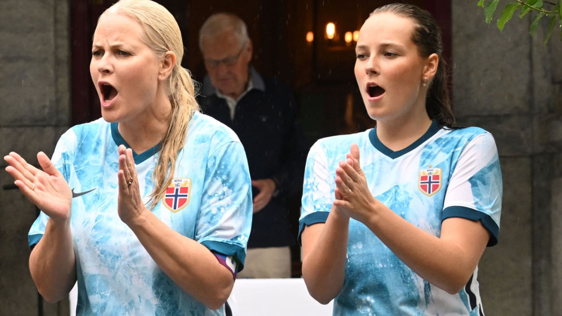 Mette-Marit de Noruega lo da todo animando a su marido y sus hijos en un partido de fútbol pasado por agua