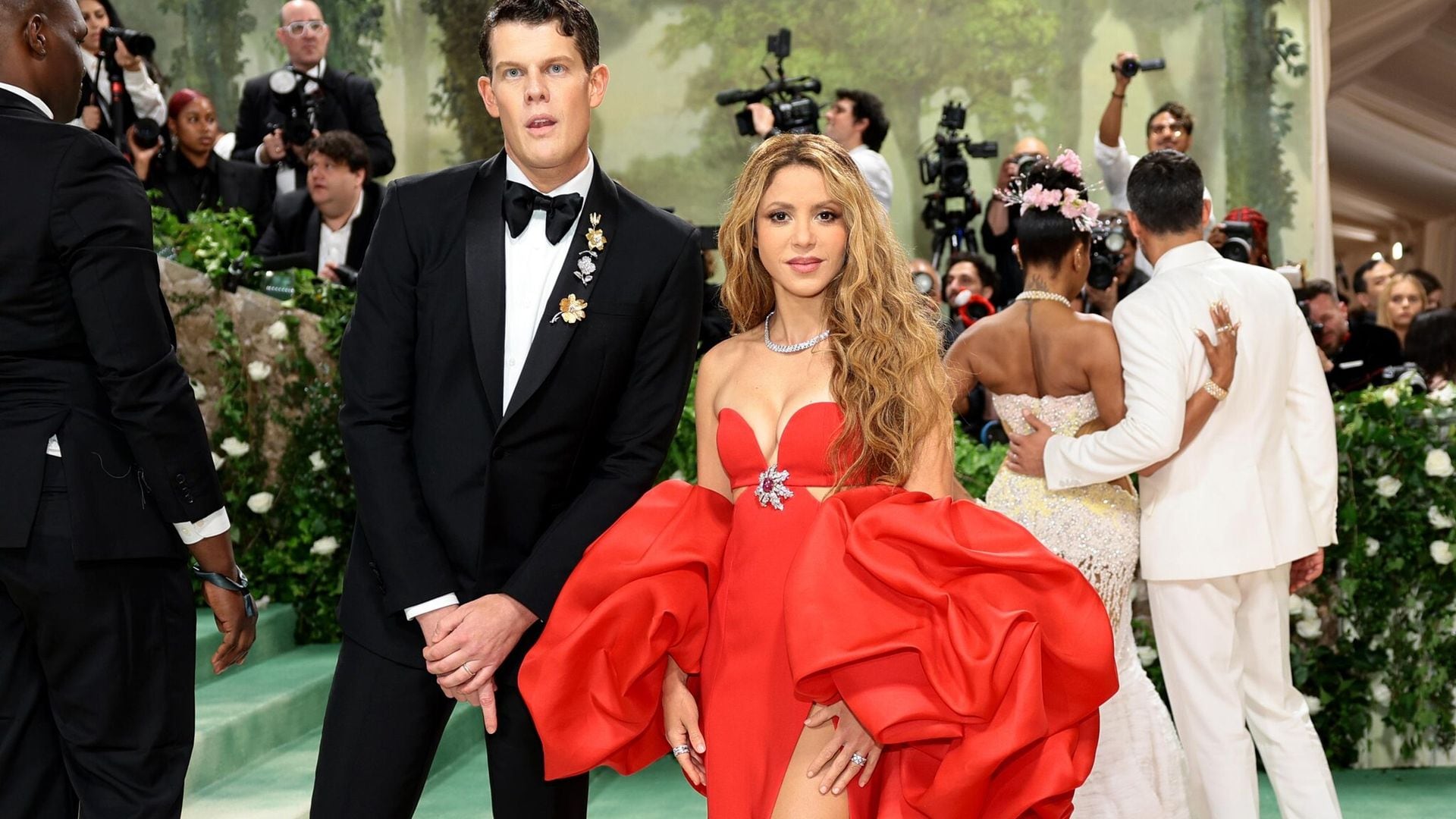 ¿Quién es el hombre que acompañó a Shakira durante su debut en la MET Gala?