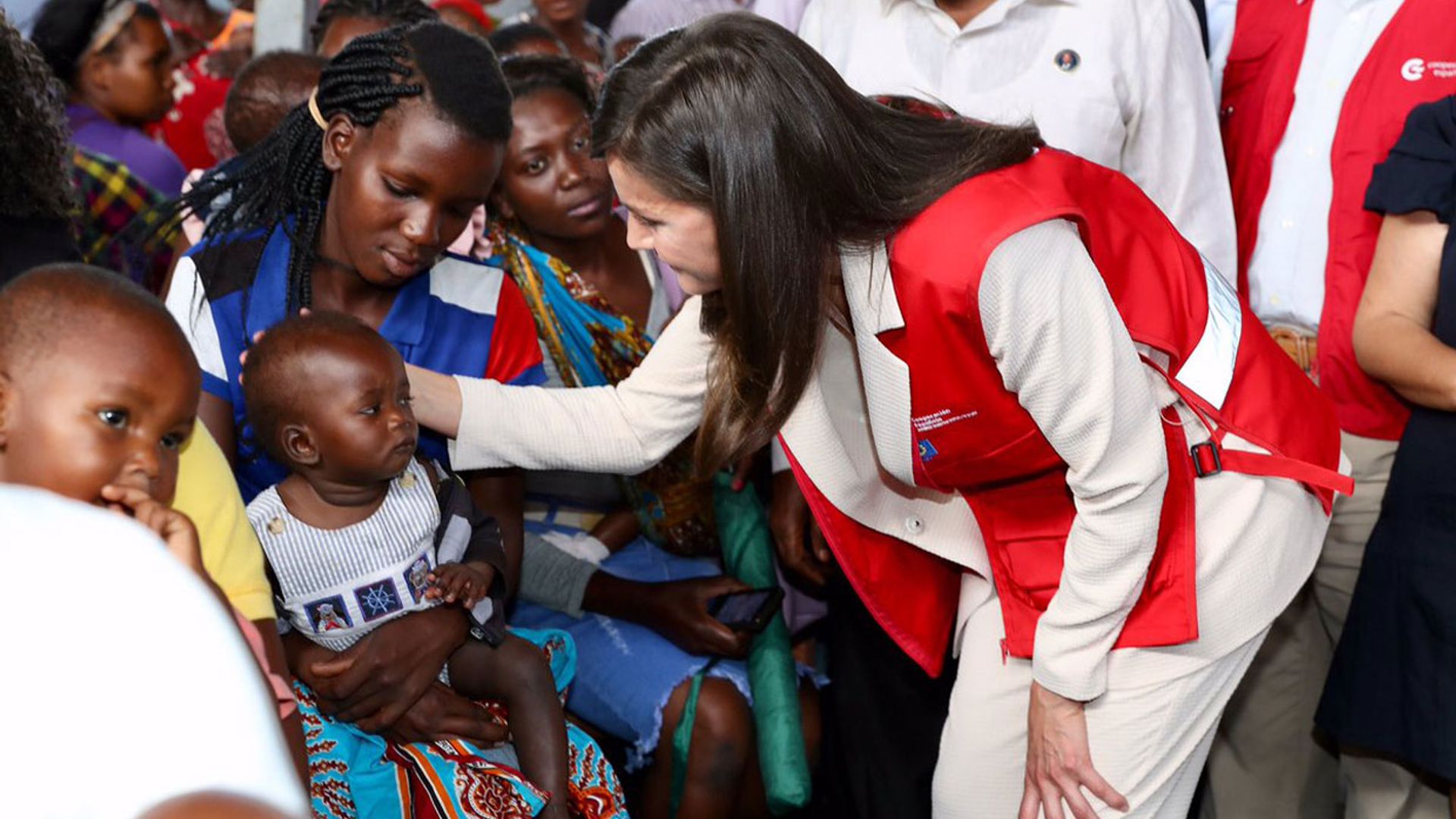 La Reina, con chaleco de cooperante y bata de investigadora en el arranque de su visita