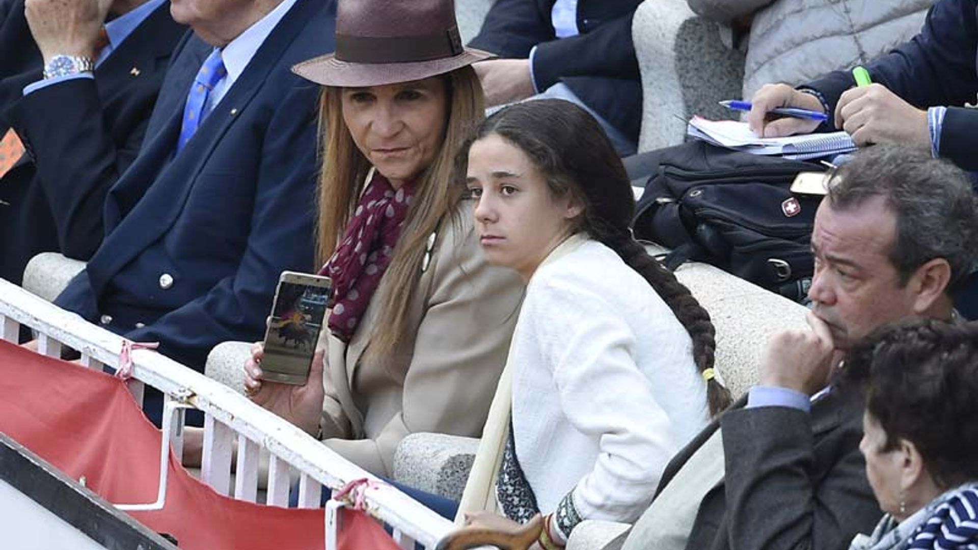 El rey Juan Carlos disfruta de una jornada taurina con su hija, la infanta Elena, y su nieta