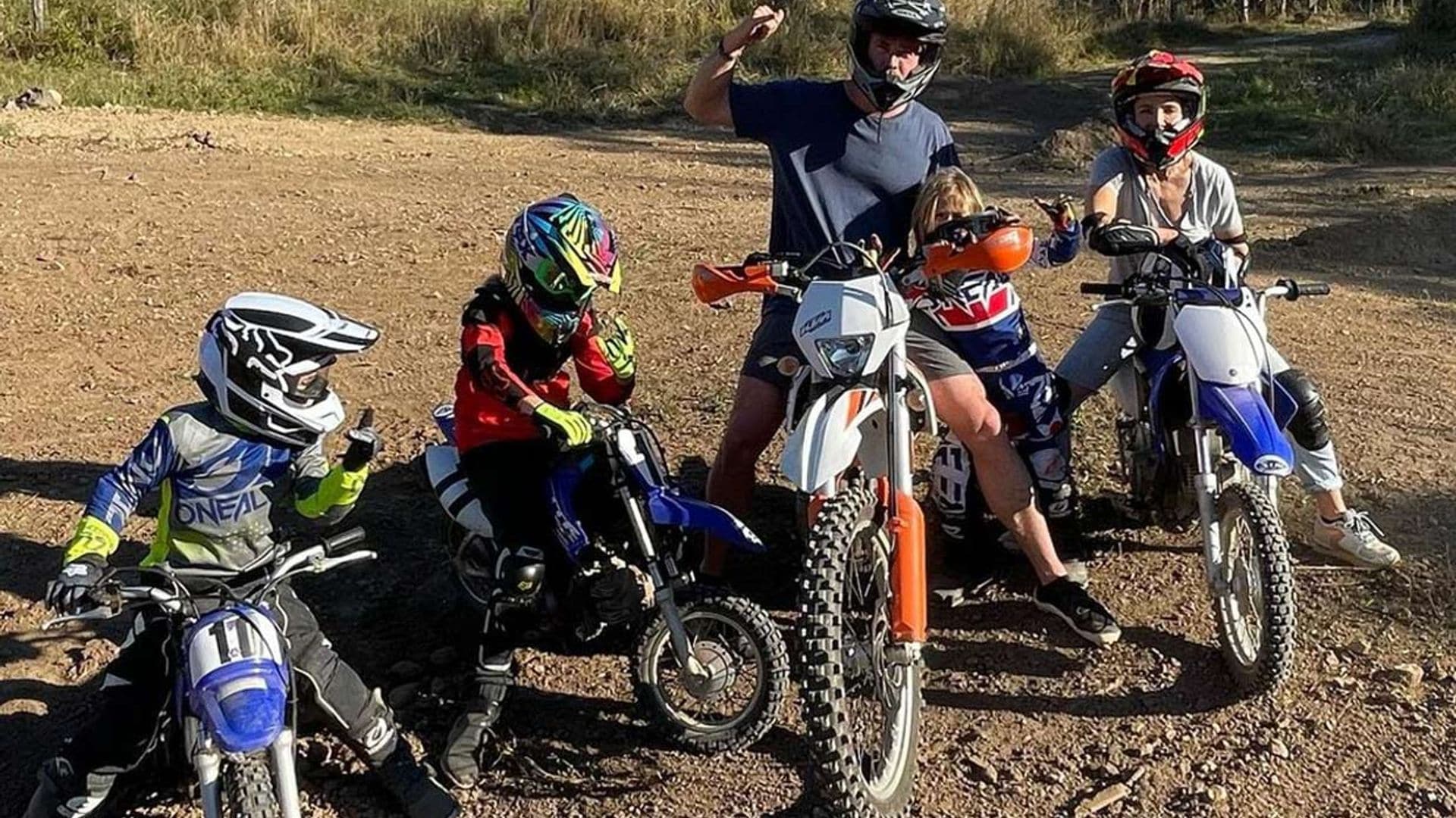 ¡Pura adrenalina sobre ruedas! Chris Hemsworth, Elsa Pataky y sus hijos, una familia de moteros