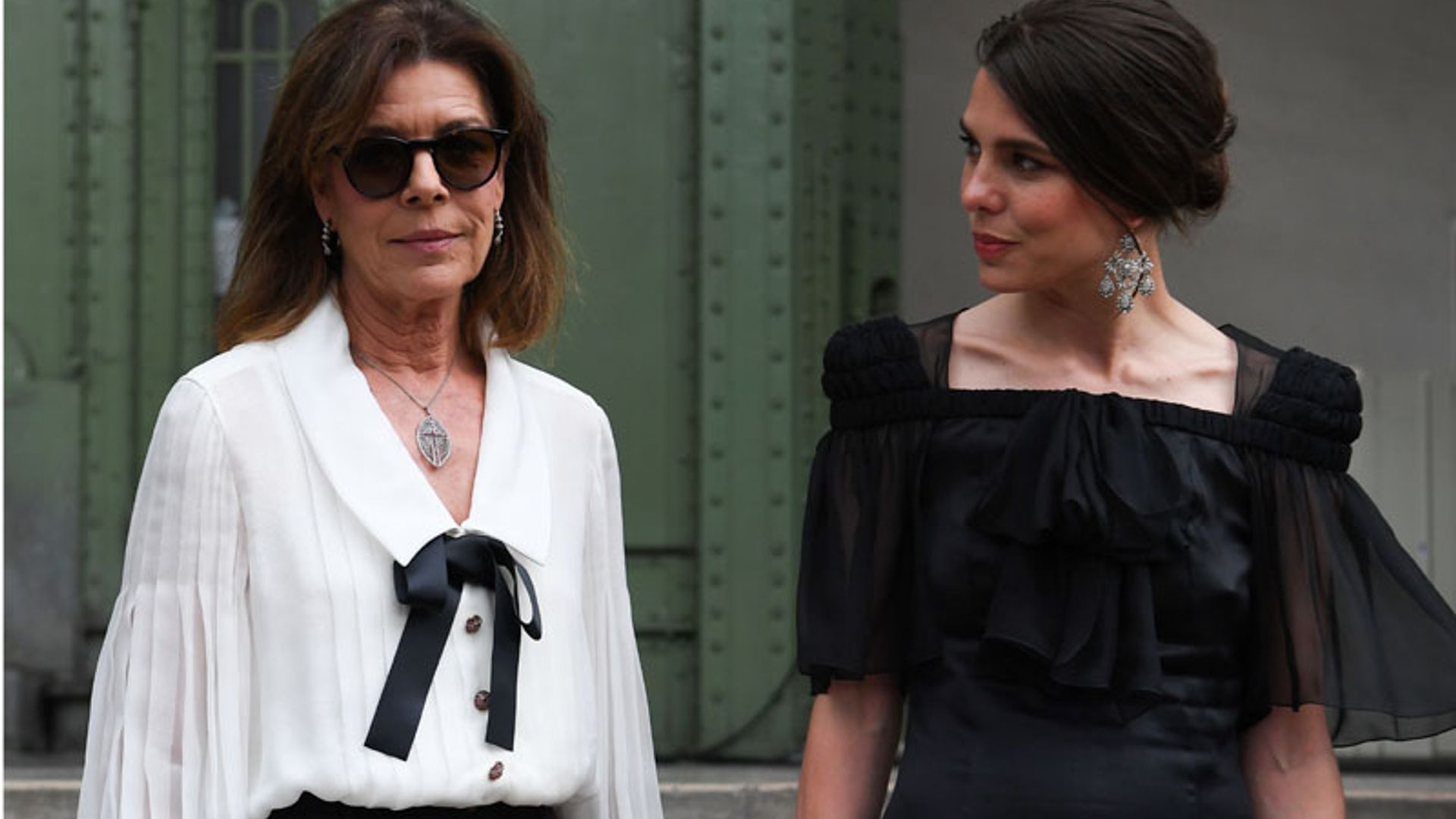 'Karl For Ever': Carlota Casiraghi y Carolina de Mónaco recuerdan al diseñador en París