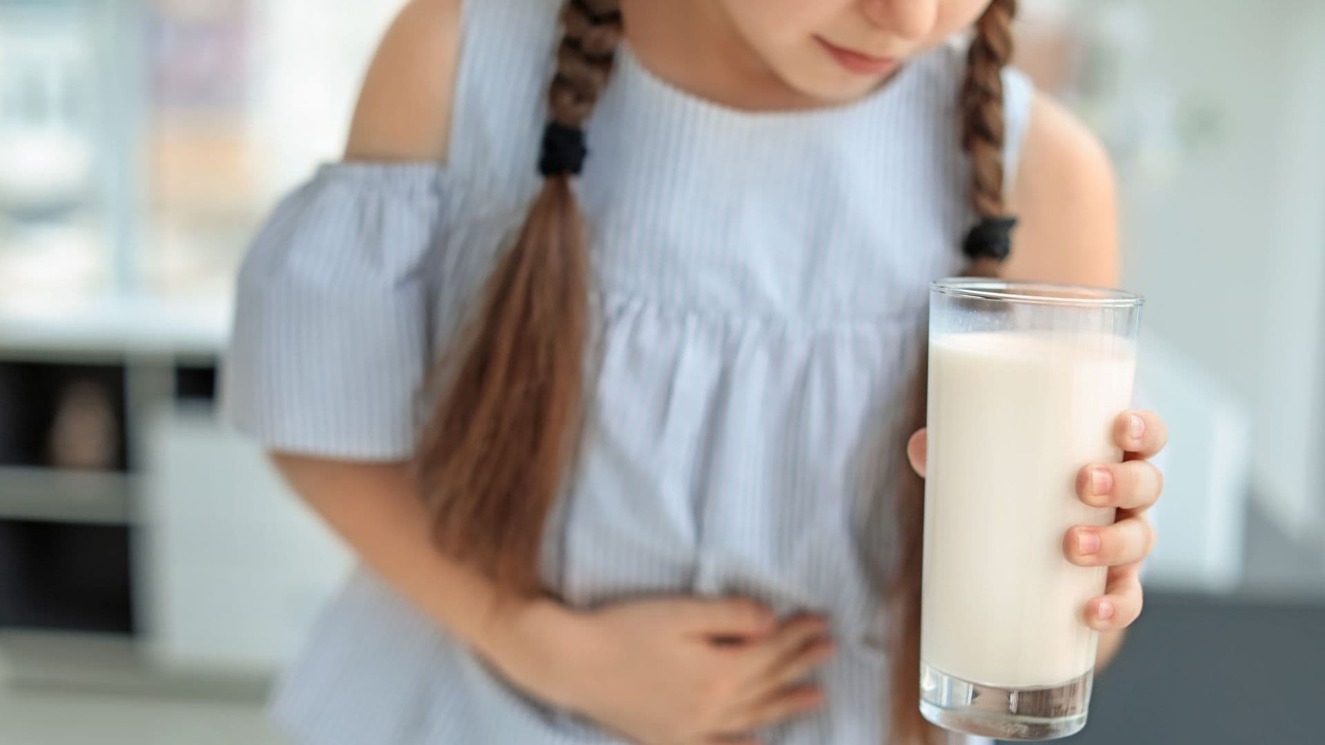 Alergia a la leche de vaca: ¿cuándo y cómo pueden superarla los niños?