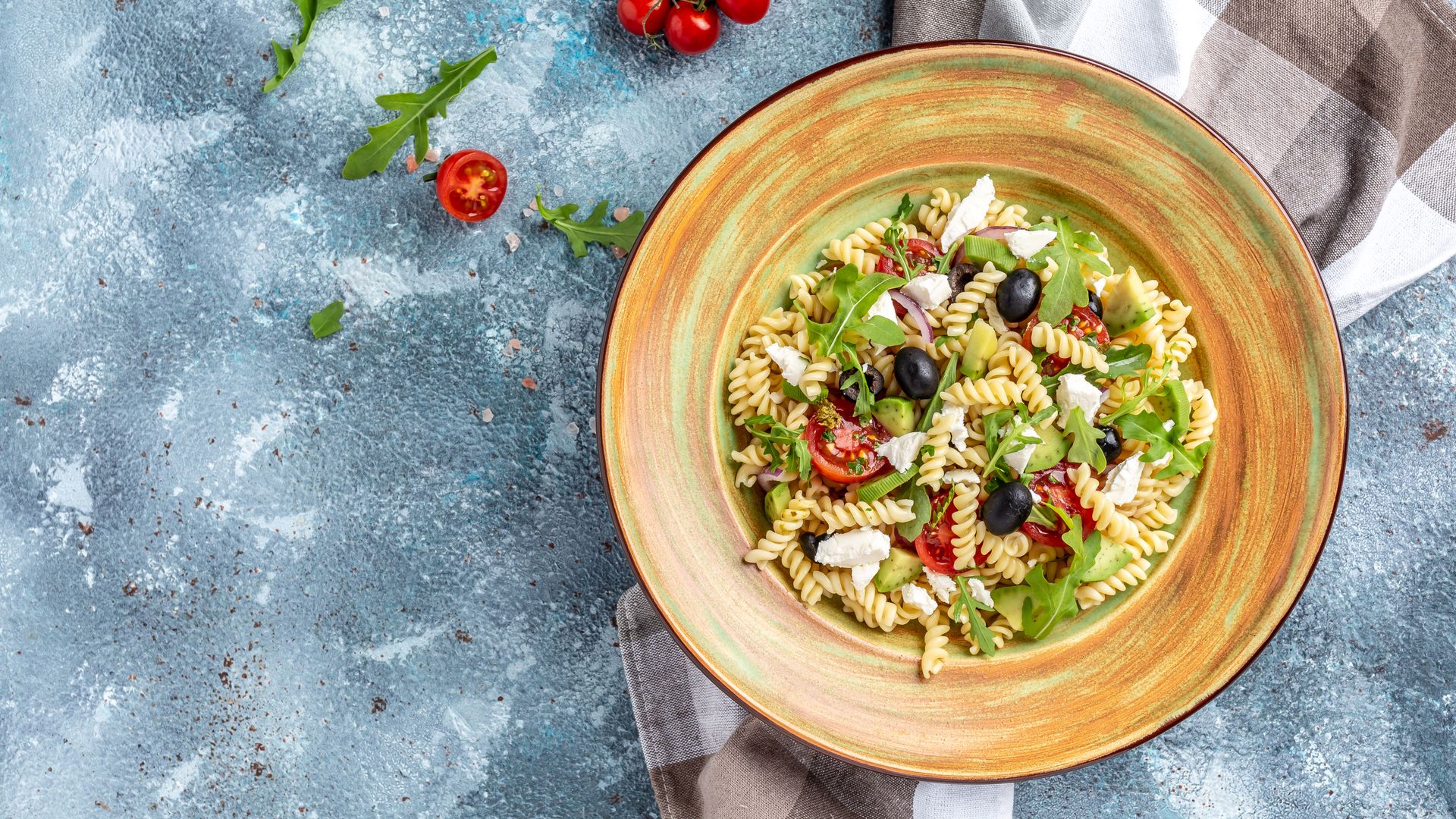 Ensalada de pasta con queso y aceitunas