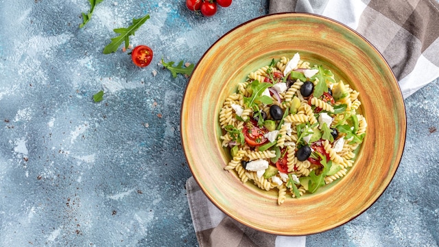 Ensalada de pasta con queso y aceitunas