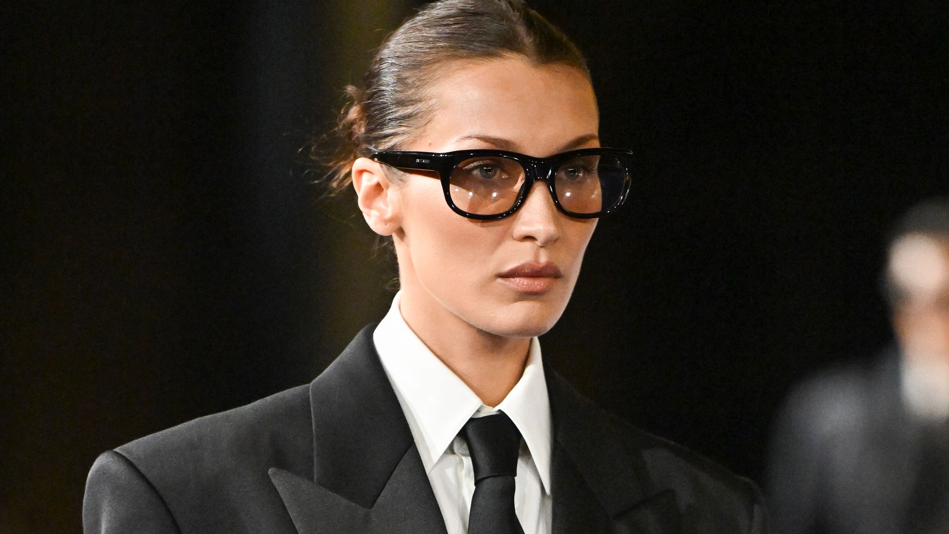 Bella Hadid sorprende en la pasarela de Saint Laurent en París