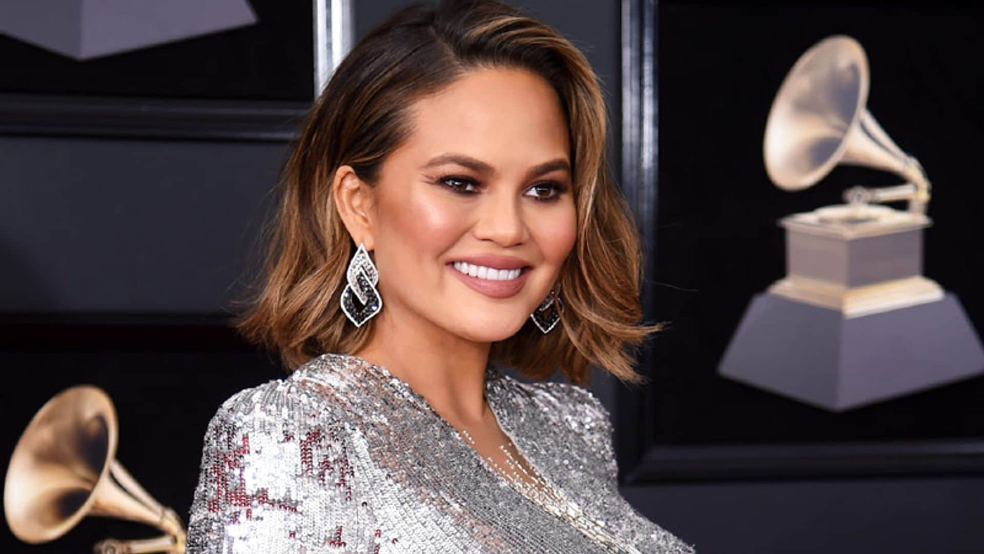 Solo necesitas 3 pasos para conseguir las ondas de Chrissy Teigen en los Grammy