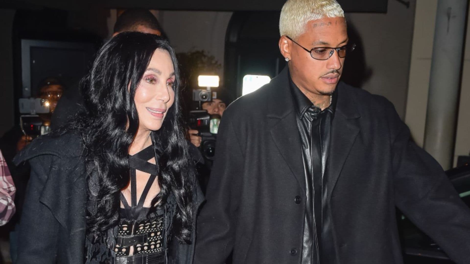 Cher encuentra en Alexander Edwards, 40 años menor que ella, la forma de 'aliviar el dolor' en pleno duelo