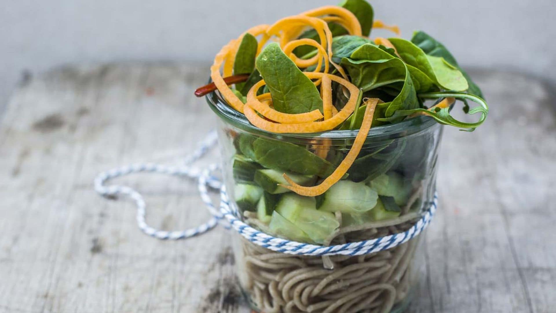 Ensalada de pasta integral con vegetales