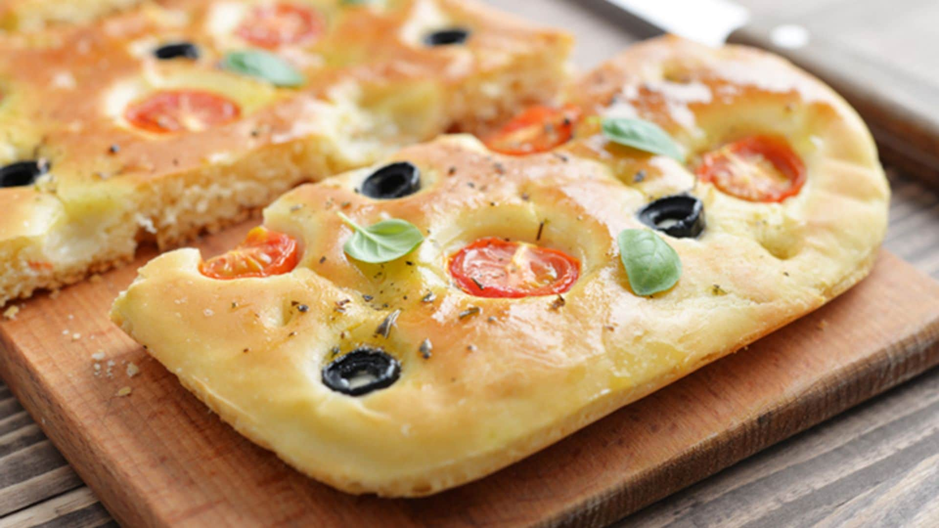 'Fougasse' con cherry, aceitunas y albahaca