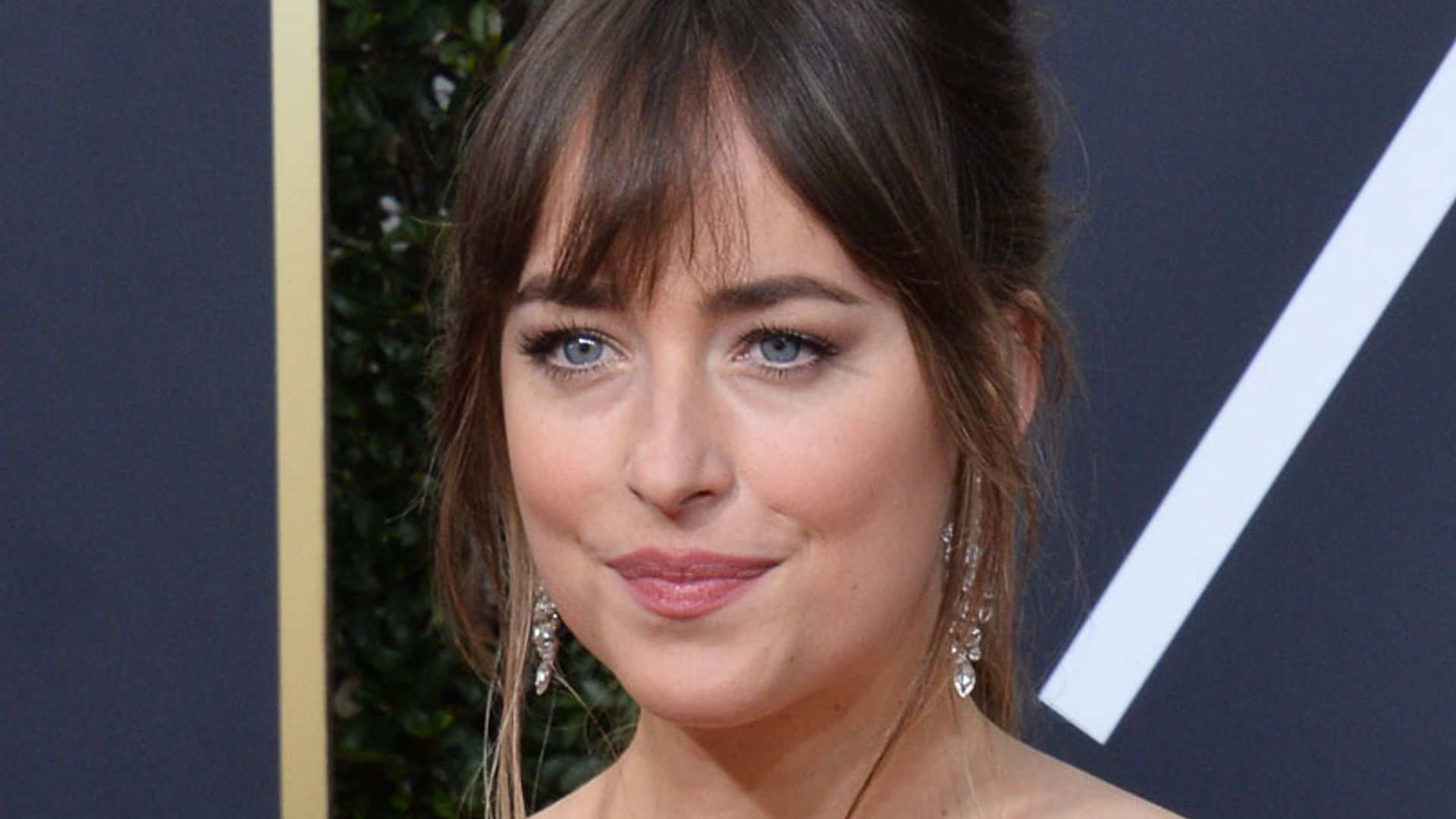 Dakota Johnson cuenta la verdad sobre el incómodo momento entre Angelina Jolie y Jennifer Aniston en los Globo de Oro