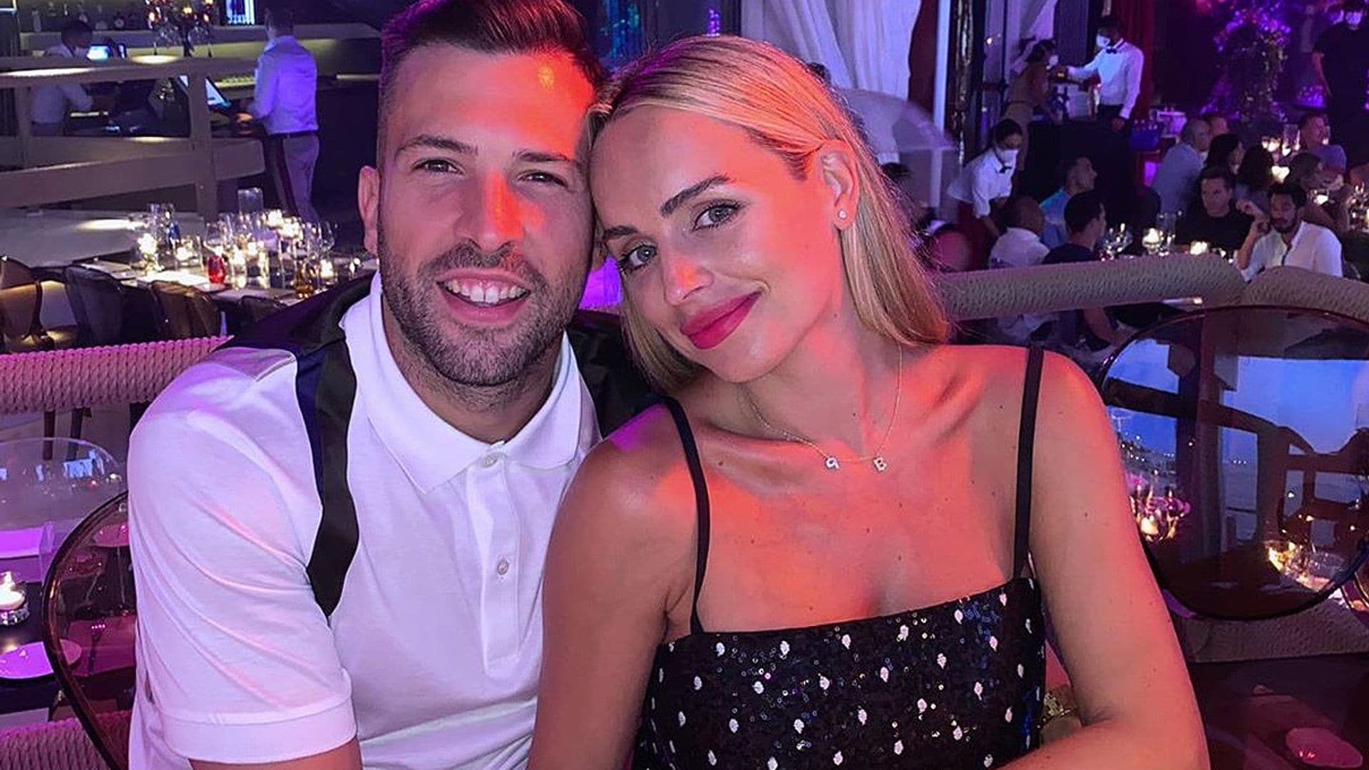 Jordi Alba y Romarey Ventura dan la bienvenida a una niña a la que han llamado...