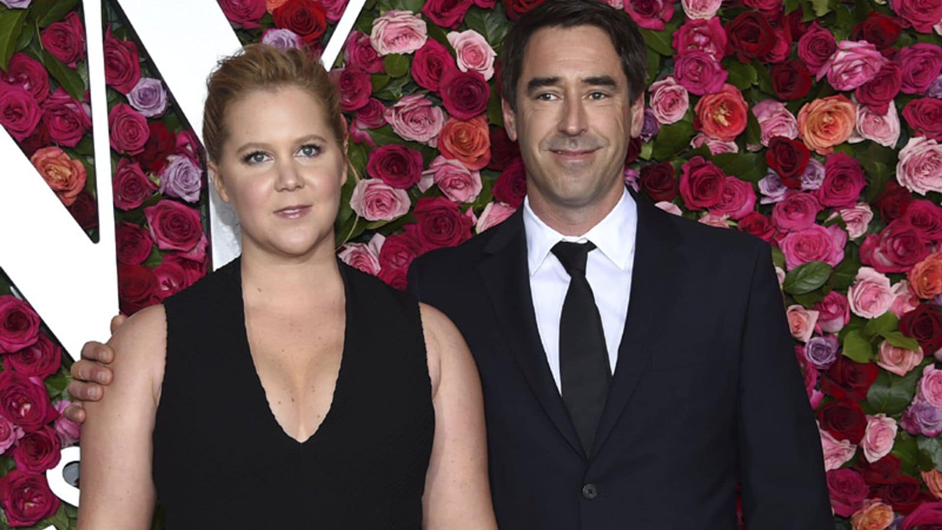 La actriz Amy Schumer 'se hace un Meghan Markle' para anunciar su embarazo