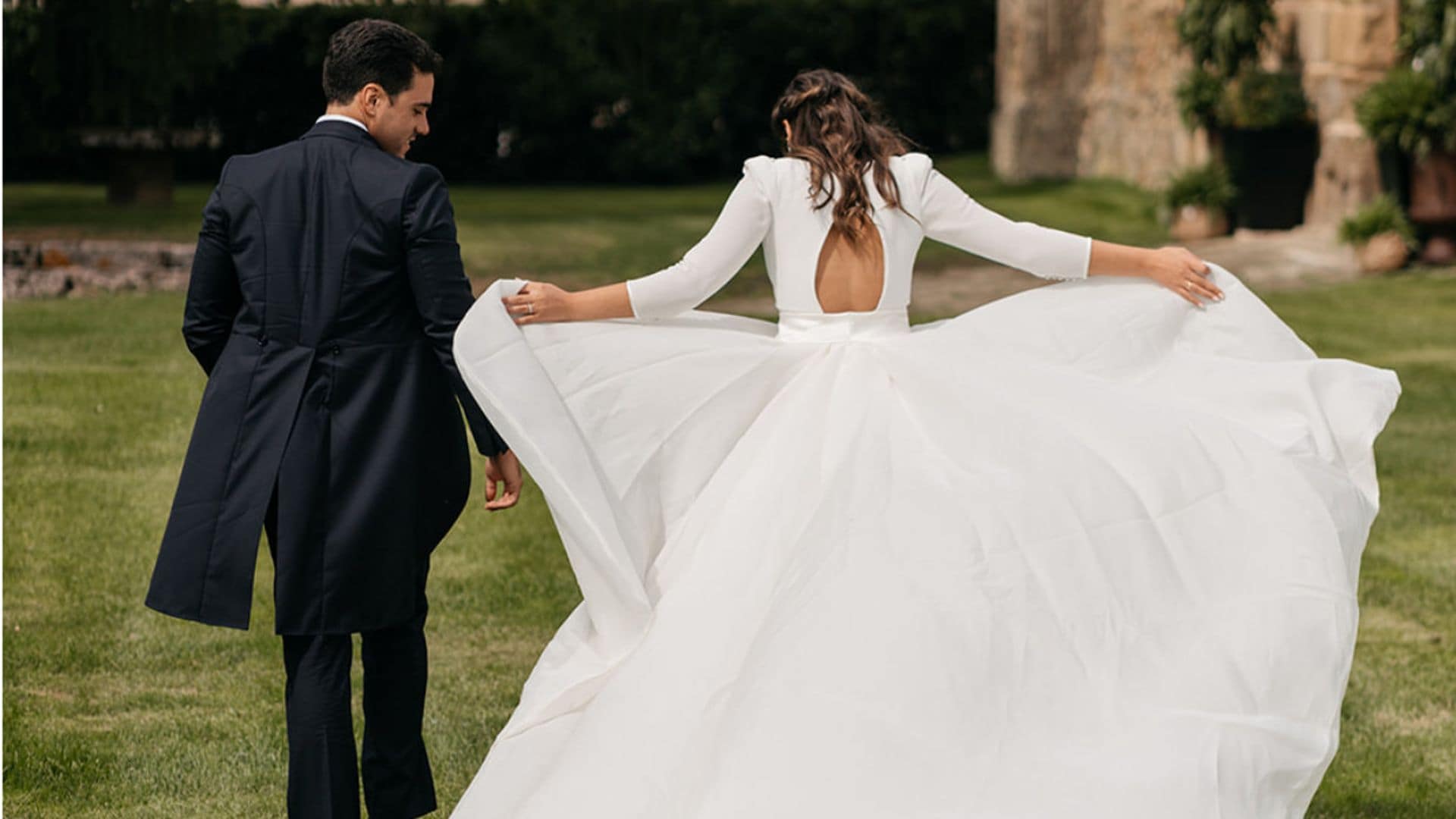 La boda en Lugo de Alba, la novia del vestido desmontable y la tiara de inspiración 'royal'