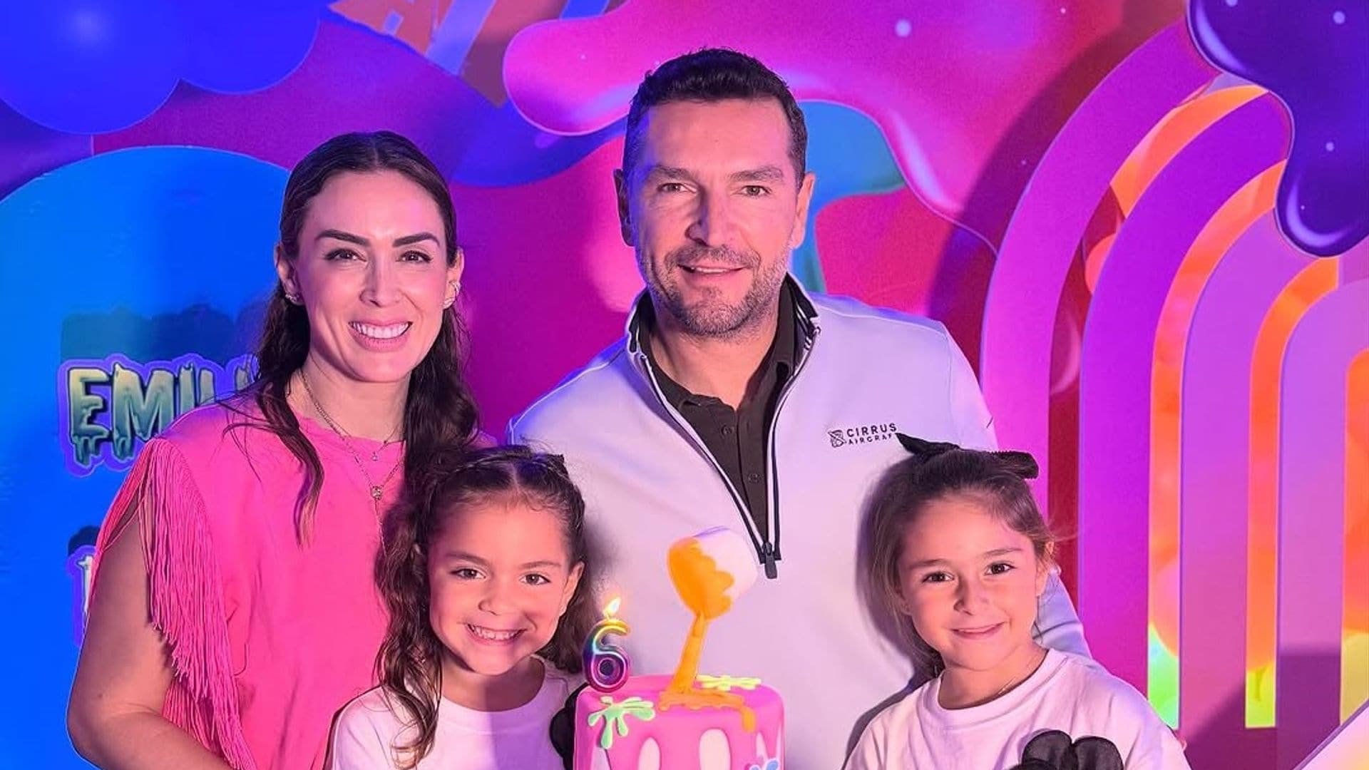 Con una fiesta neón, Jacky Bracamontes y Martín Fuentes celebran los 6 años de sus mellizas