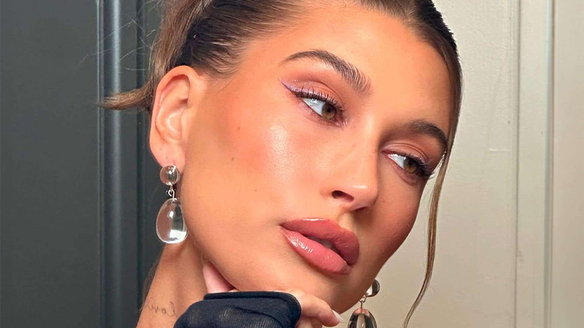 El 'lip combo' favorito de Hailey Bieber para unos labios voluminosos con solo dos productos