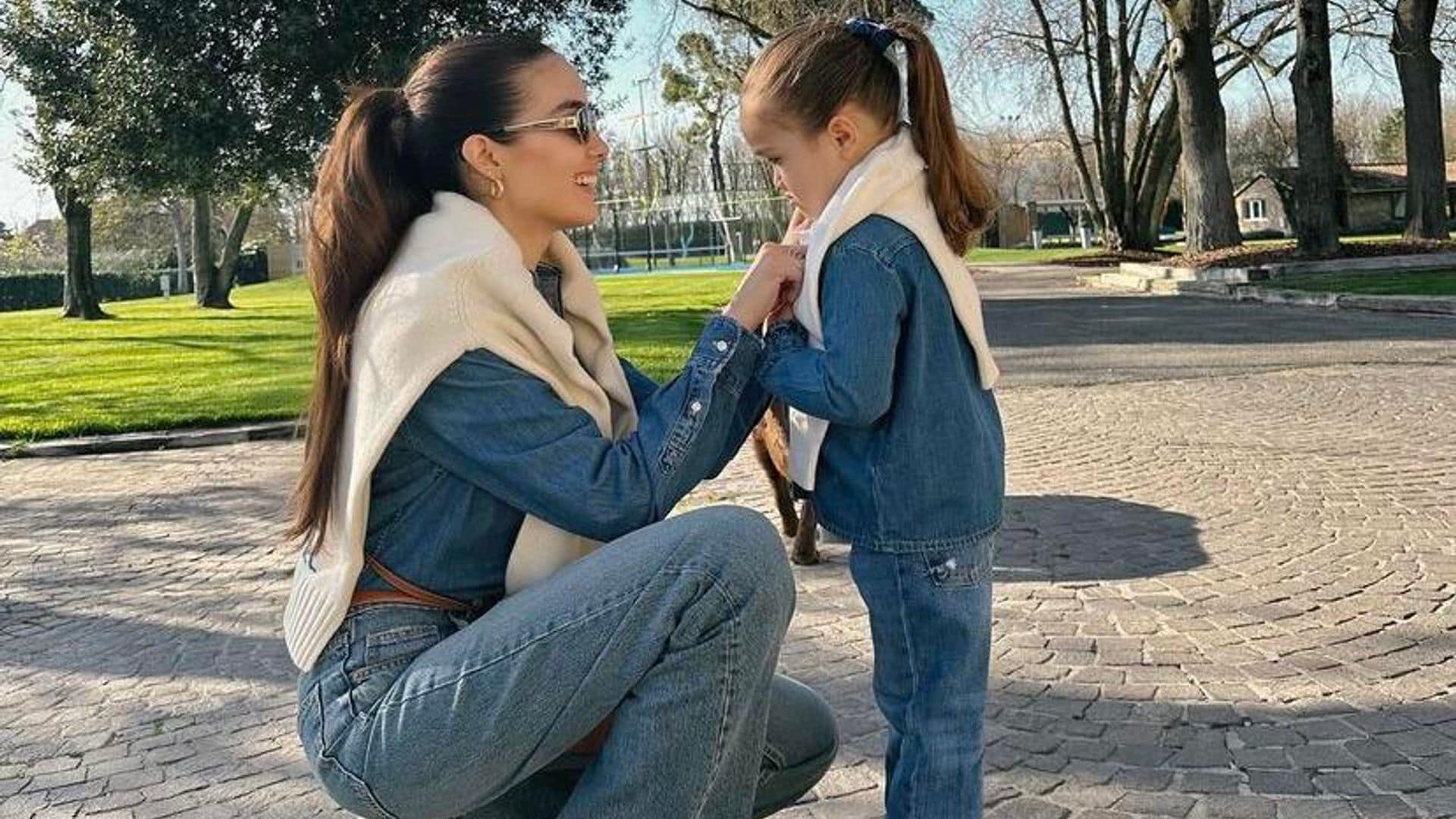 Sharon Fonseca posa con su hija Blu en un ‘matching look’