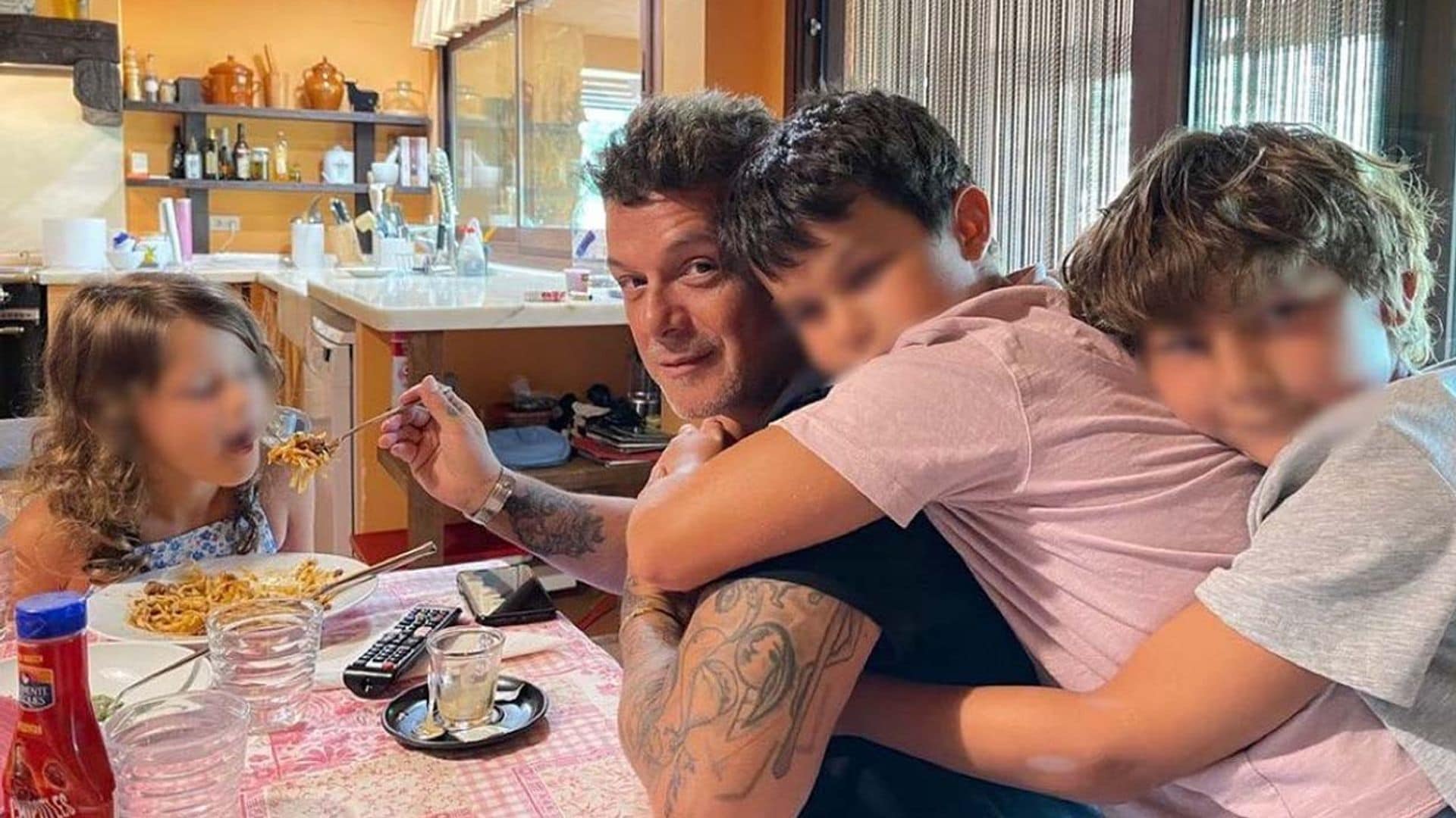 El divertido baile de Alejandro Sanz con sus hijos que provoca la risa de Rachel Valdés