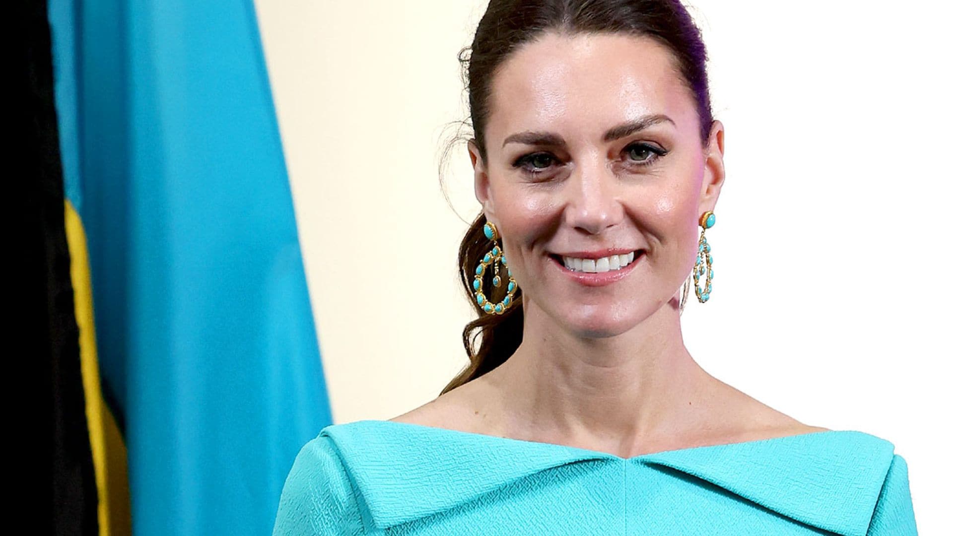 De Jamaica a las Bahamas, un cambio de look para Kate Middleton en pleno vuelo