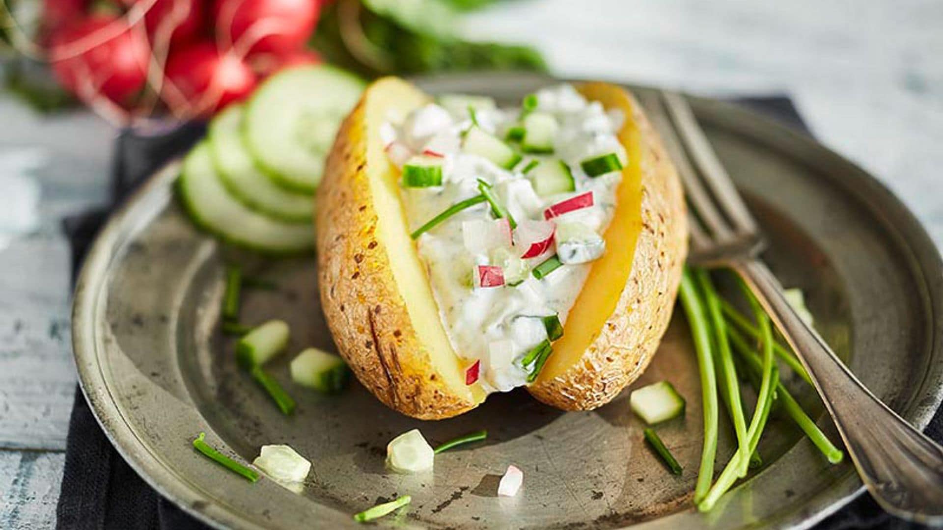 Patatas al horno con salsa de pepino y rábanos frescos