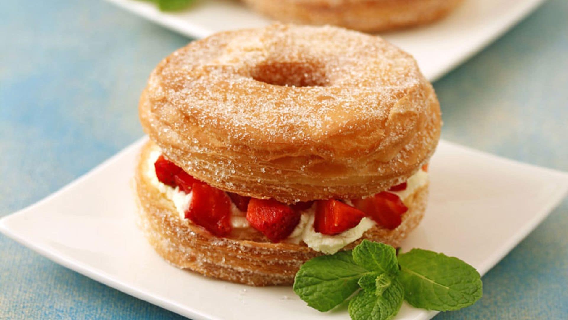 'Cronut' con fresas y queso mascarpone