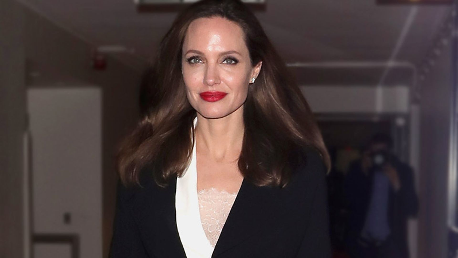 Angelina Jolie se suma la tendencia que anticiparon Meghan Markle y doña Letizia