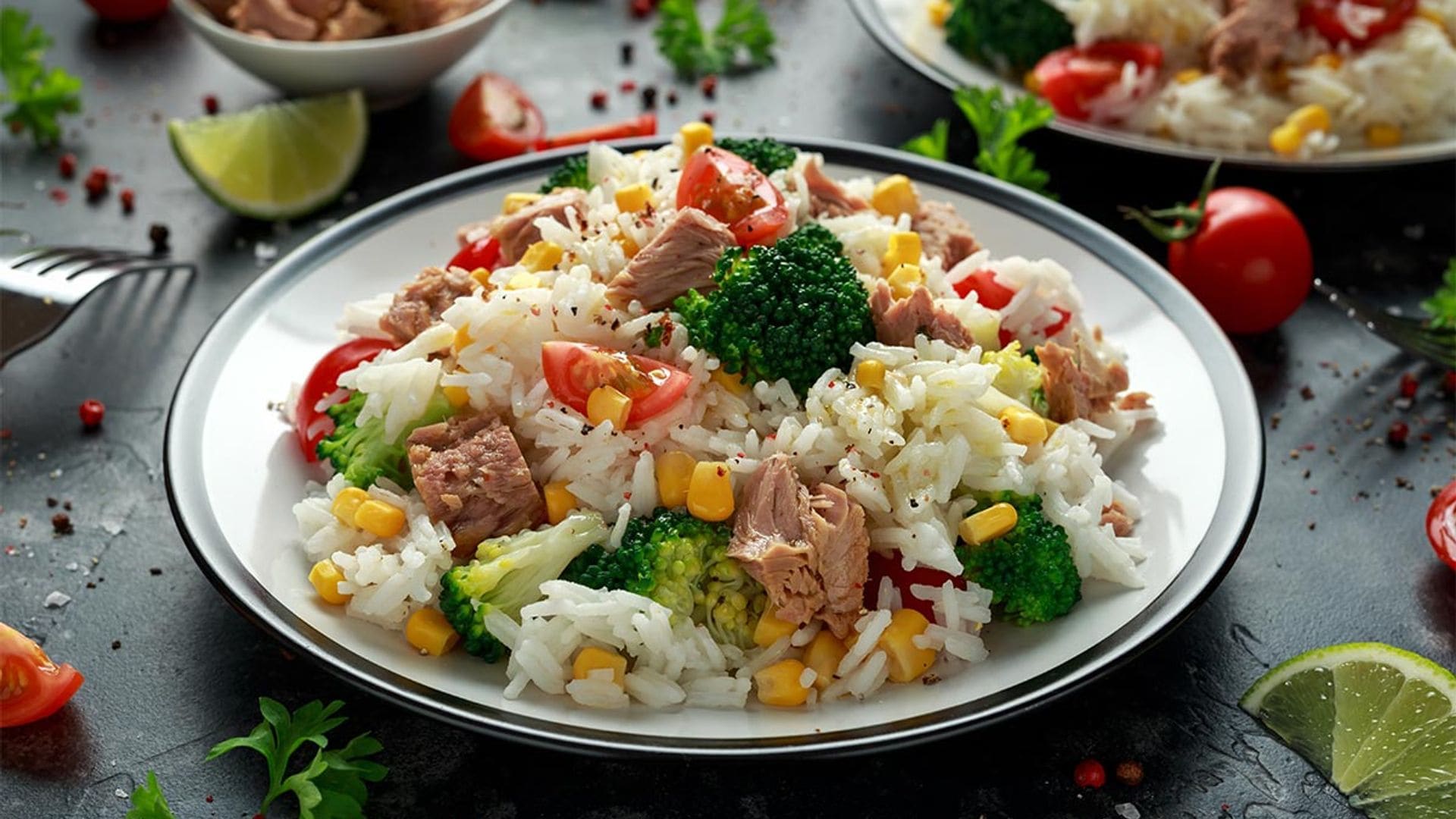 Ensalada de arroz con atún, brócoli, tomates cherry y maíz