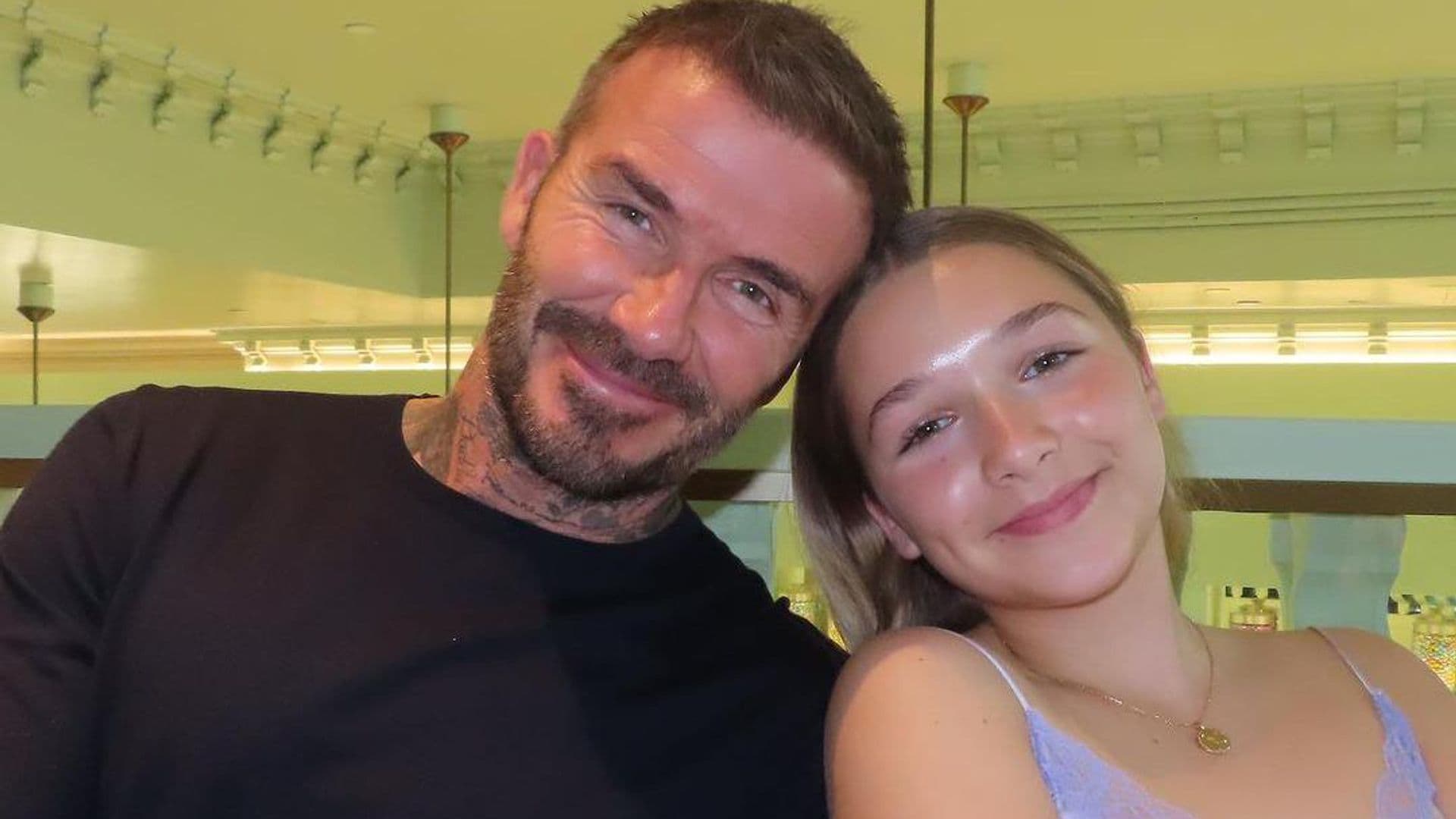 David Beckham se convierte en el maniquí de su hija para una sesión de maquillaje